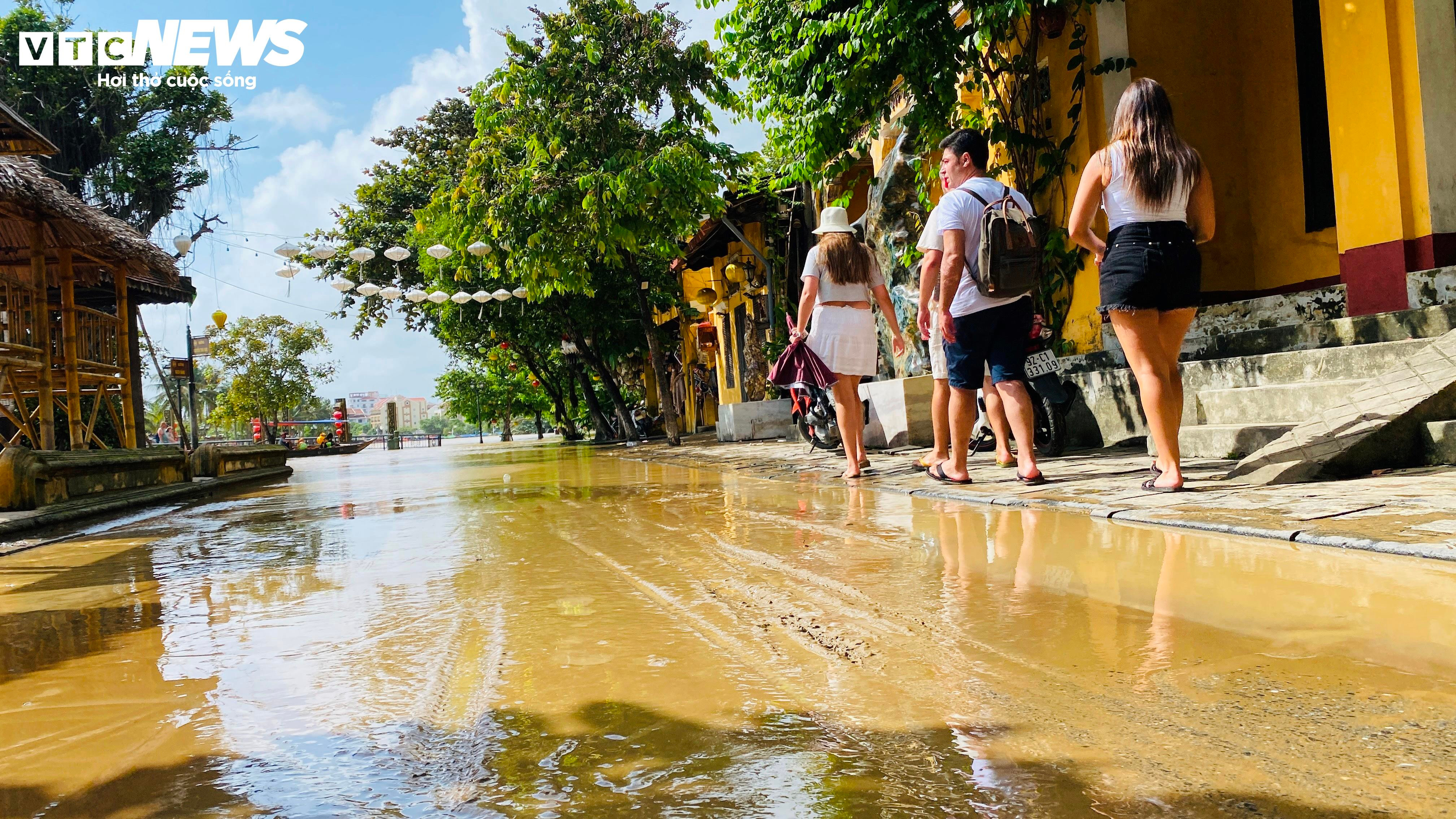 Lũ rút, dân phố cổ Hội An hối hả dọn bùn non để sớm đón du khách - 2