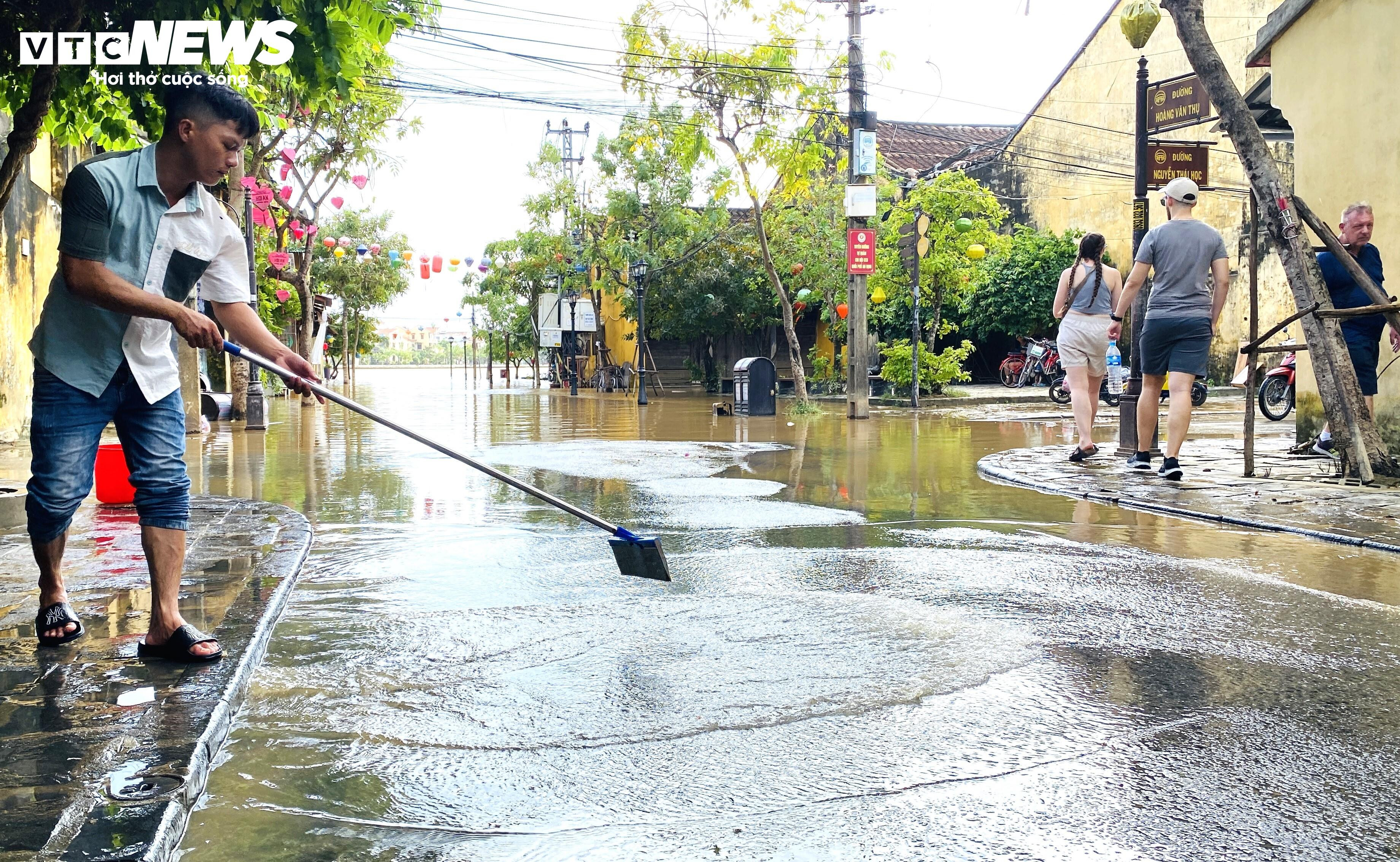Lũ rút, dân phố cổ Hội An hối hả dọn bùn non để sớm đón du khách - 10