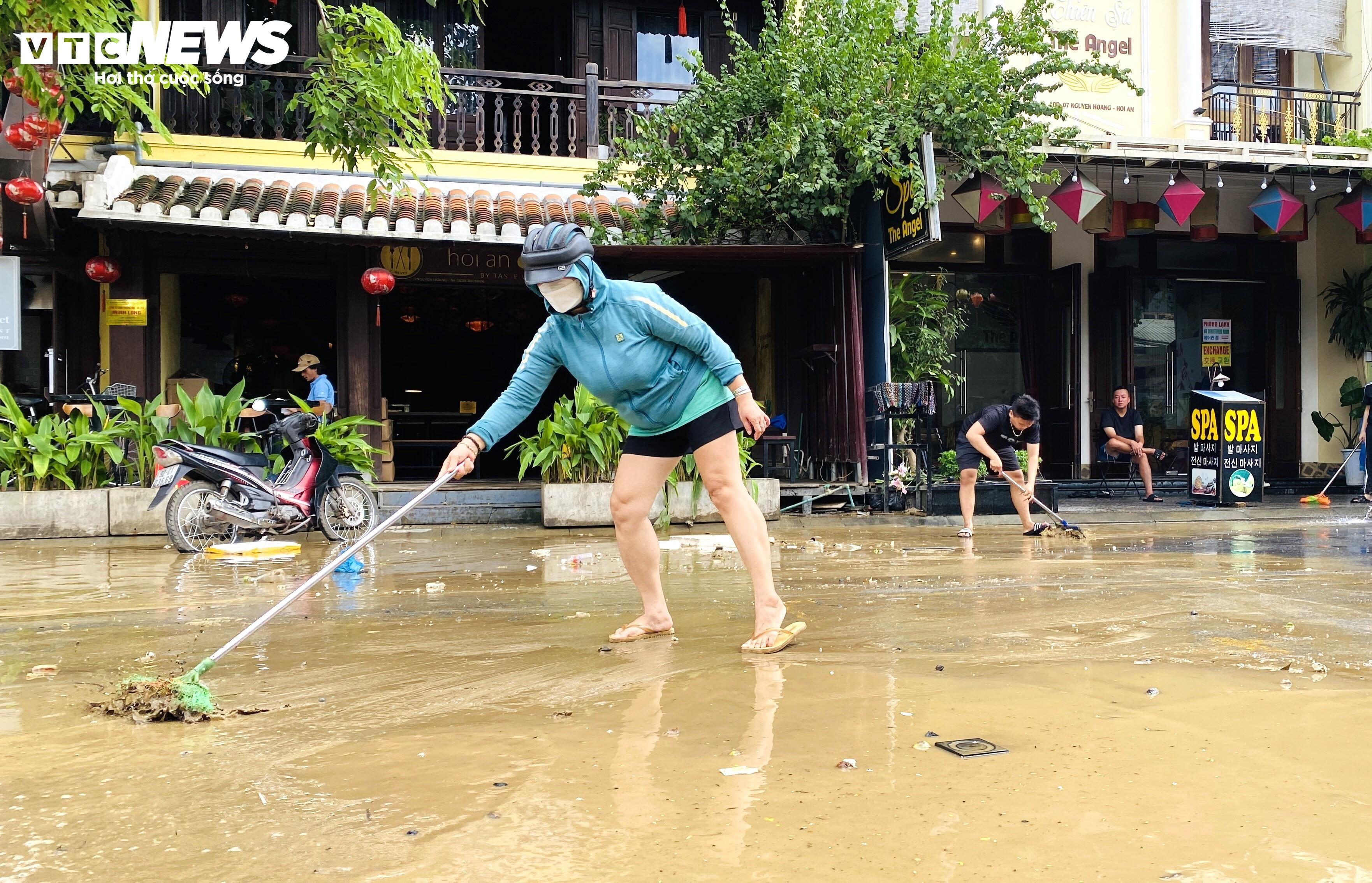 Lũ rút, dân phố cổ Hội An hối hả dọn bùn non để sớm đón du khách - 4