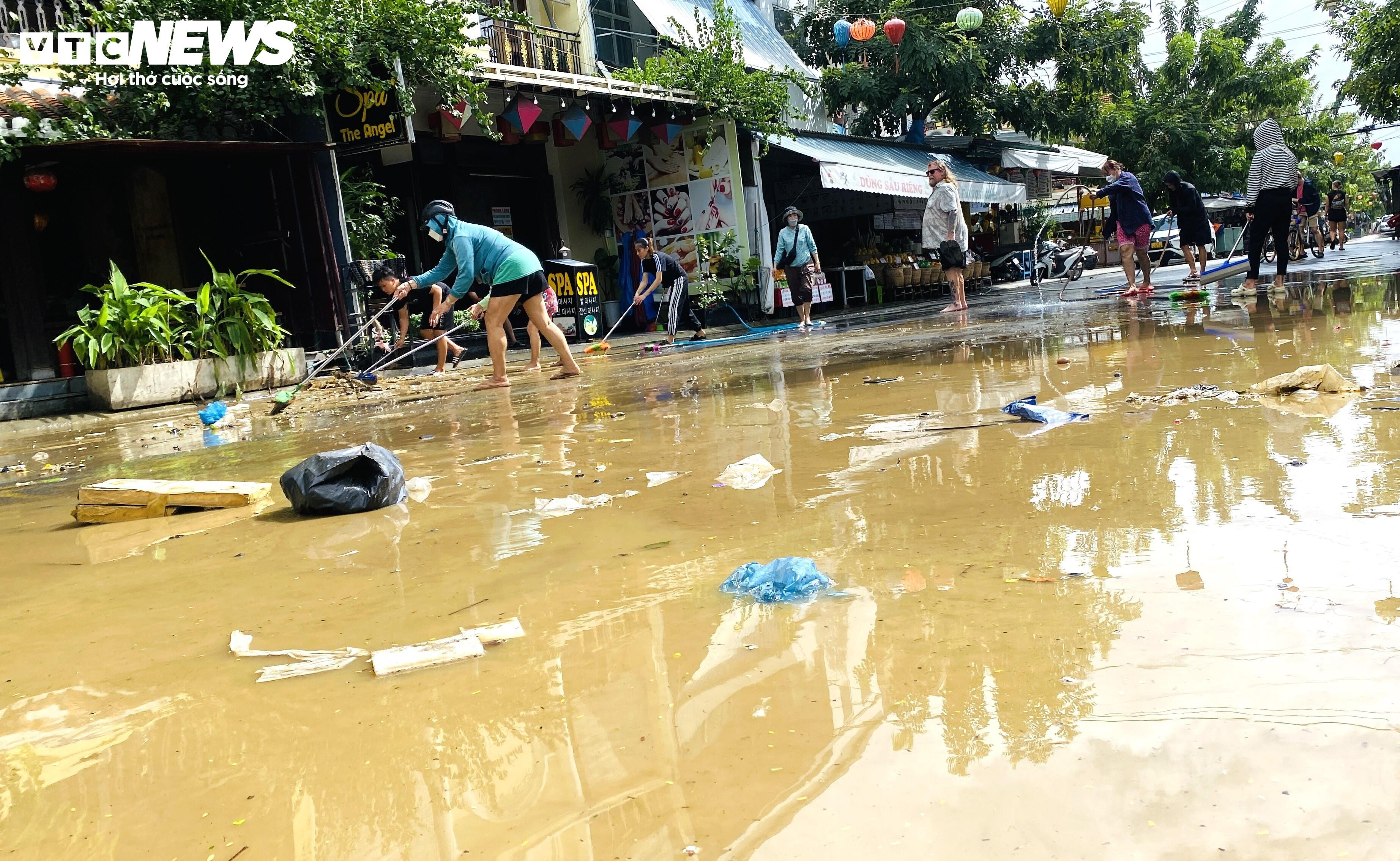 Lũ rút, dân phố cổ Hội An hối hả dọn bùn non để sớm đón du khách - 3