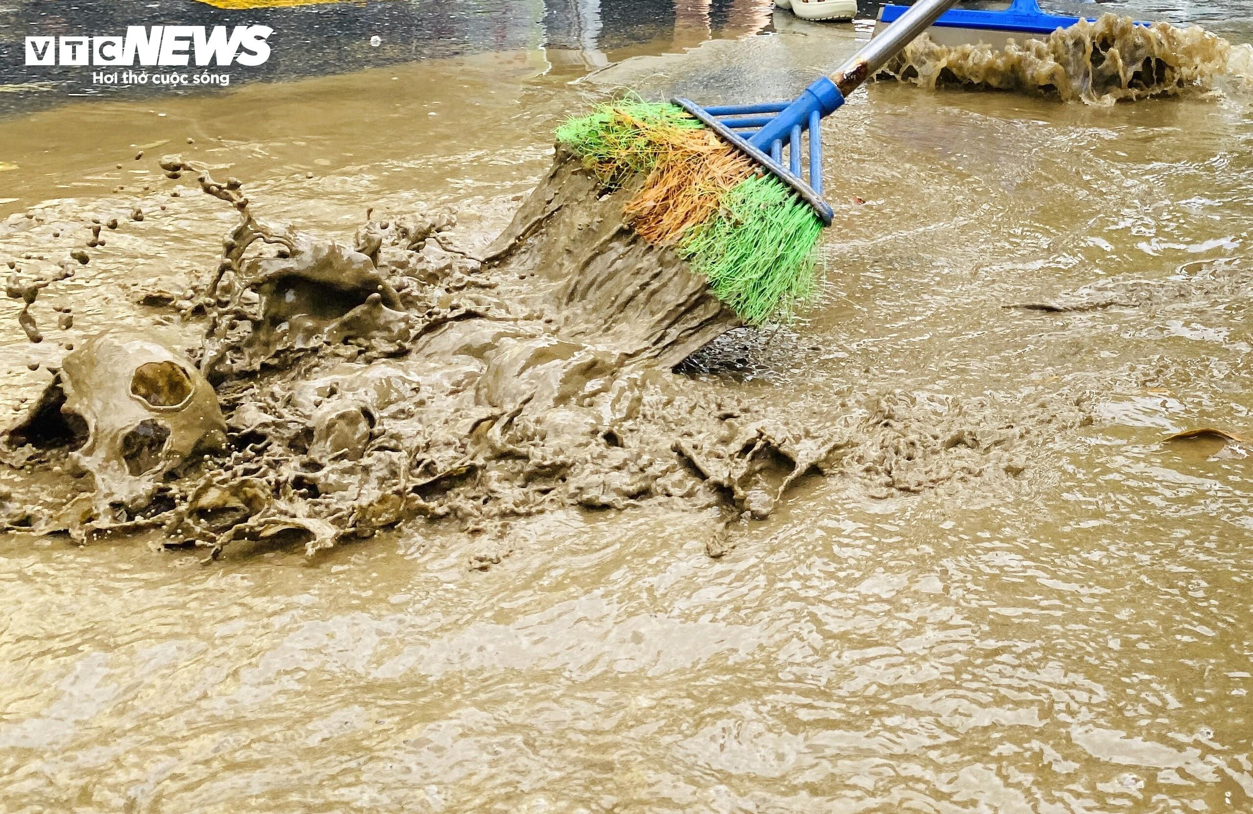 Lũ rút, dân phố cổ Hội An hối hả dọn bùn non để sớm đón du khách - 5