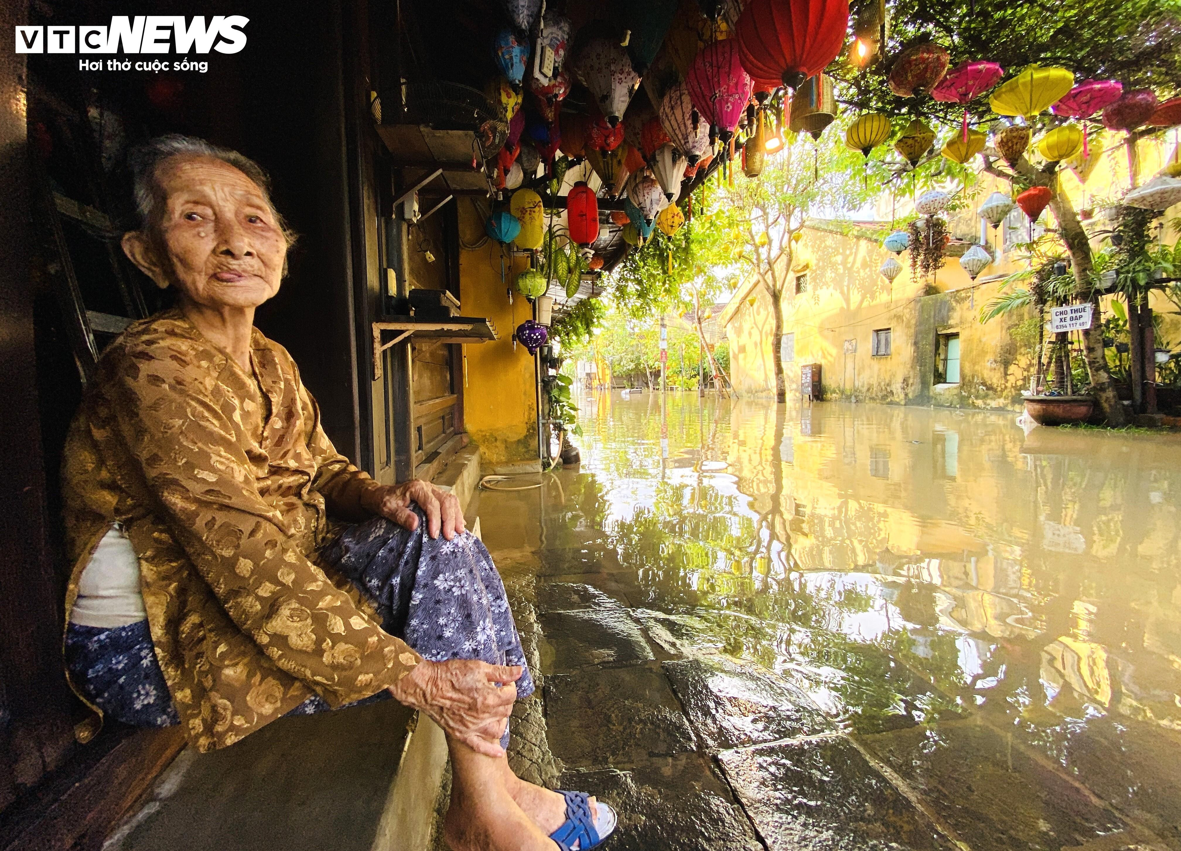 Hội An đón đợt lũ lớn nhất từ đầu năm, dân bơi thuyền đi lại trong khu phố cổ - 3
