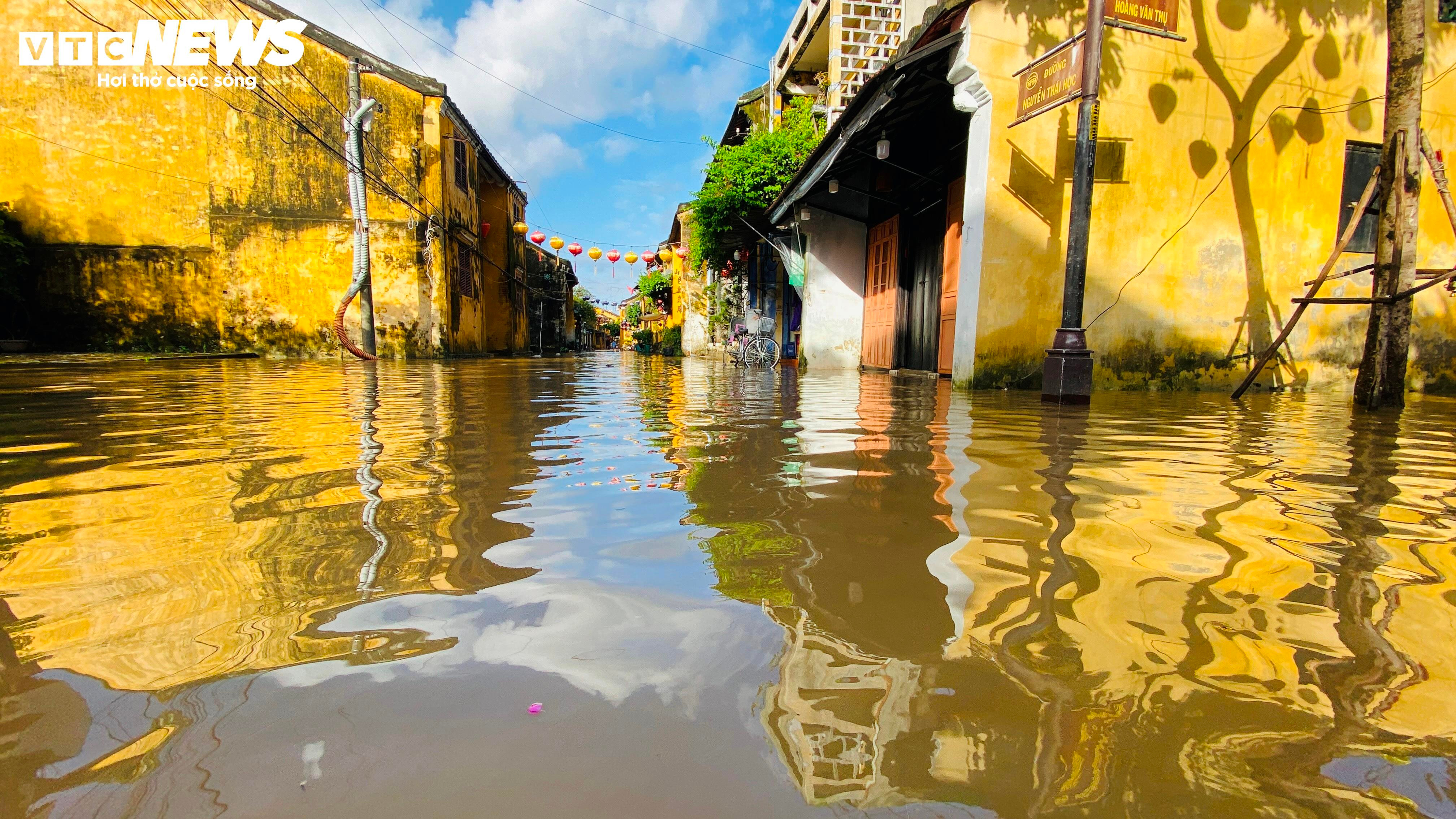 Hội An đón đợt lũ lớn nhất từ đầu năm, dân bơi thuyền đi lại trong khu phố cổ - 5