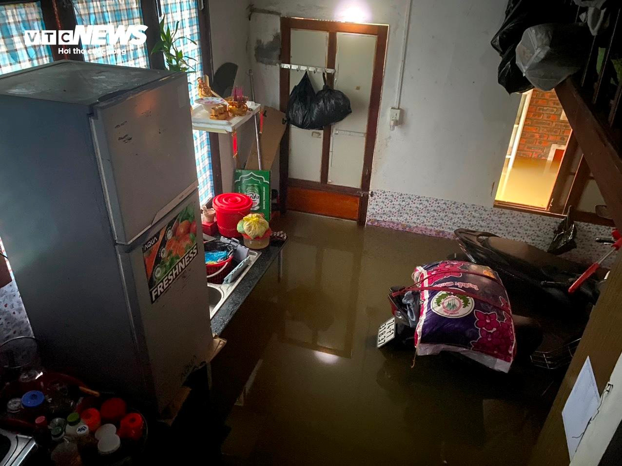 Ô tô, xe máy ngâm trong nước lũ, người dân Huế 'khóc ròng' - 12