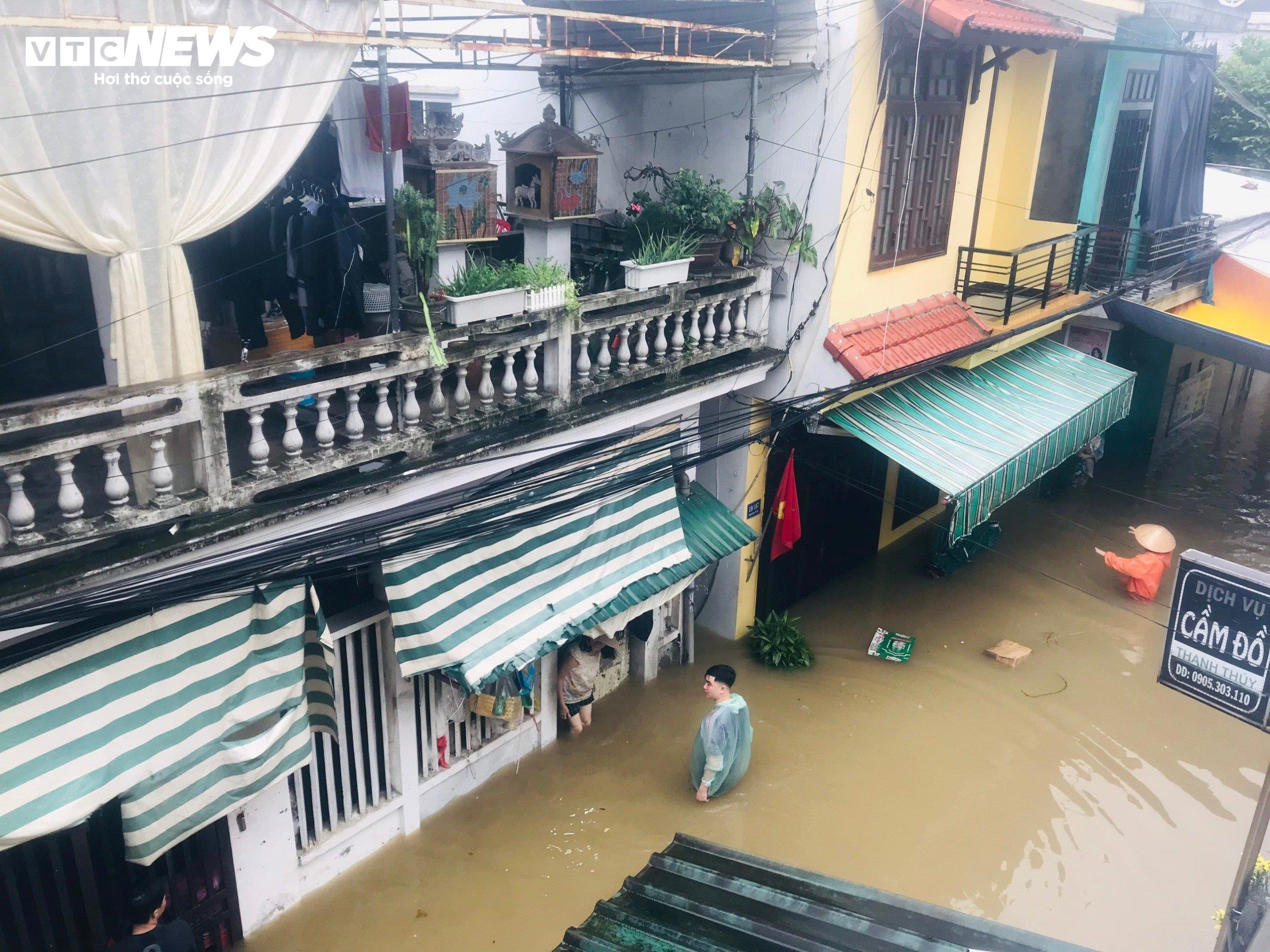 Ô tô, xe máy ngâm trong nước lũ, người dân Huế 'khóc ròng' - 2