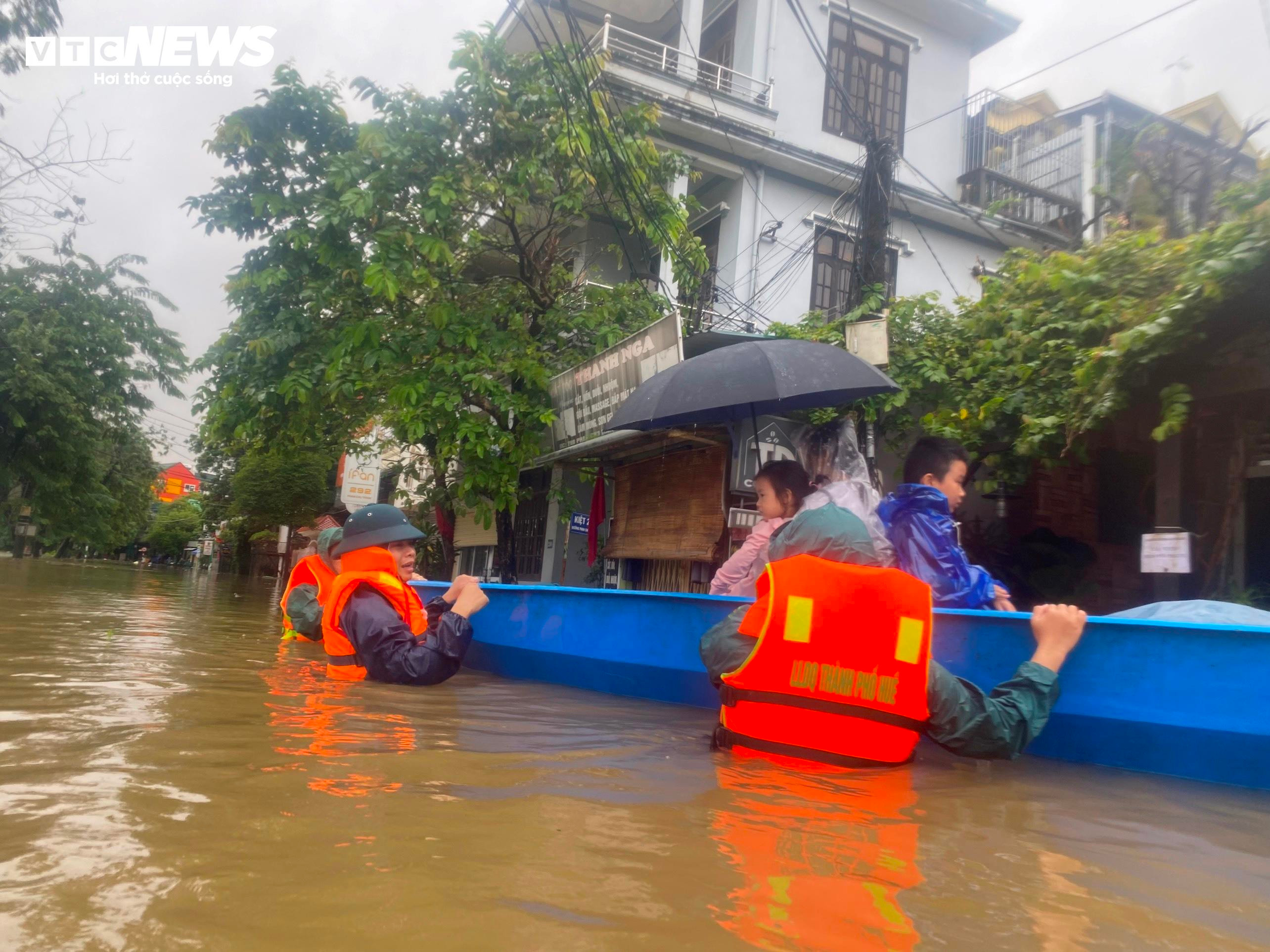 Ô tô, xe máy ngâm trong nước lũ, người dân Huế 'khóc ròng' - 16