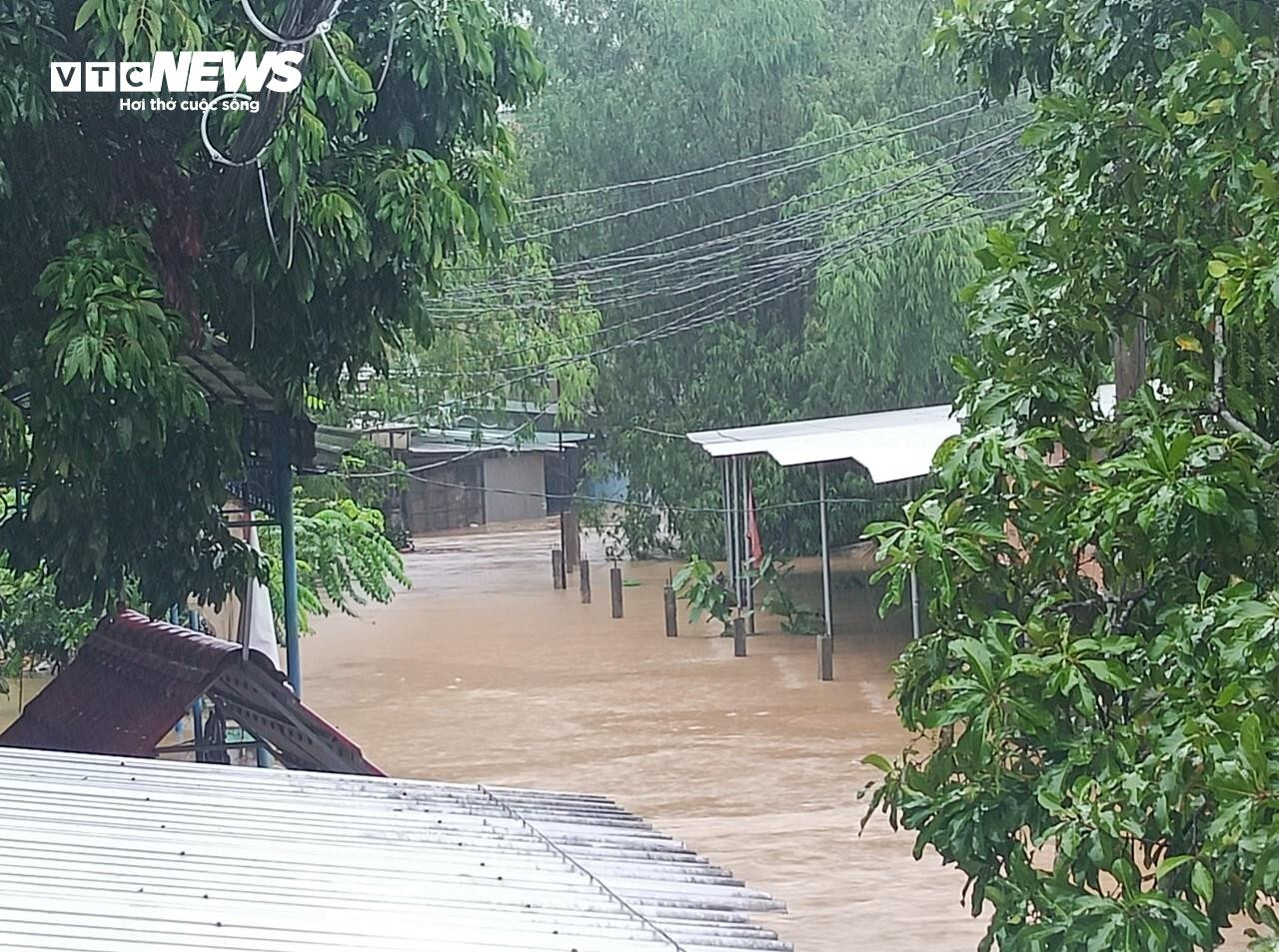 Ô tô, xe máy ngâm trong nước lũ, người dân Huế 'khóc ròng' - 1