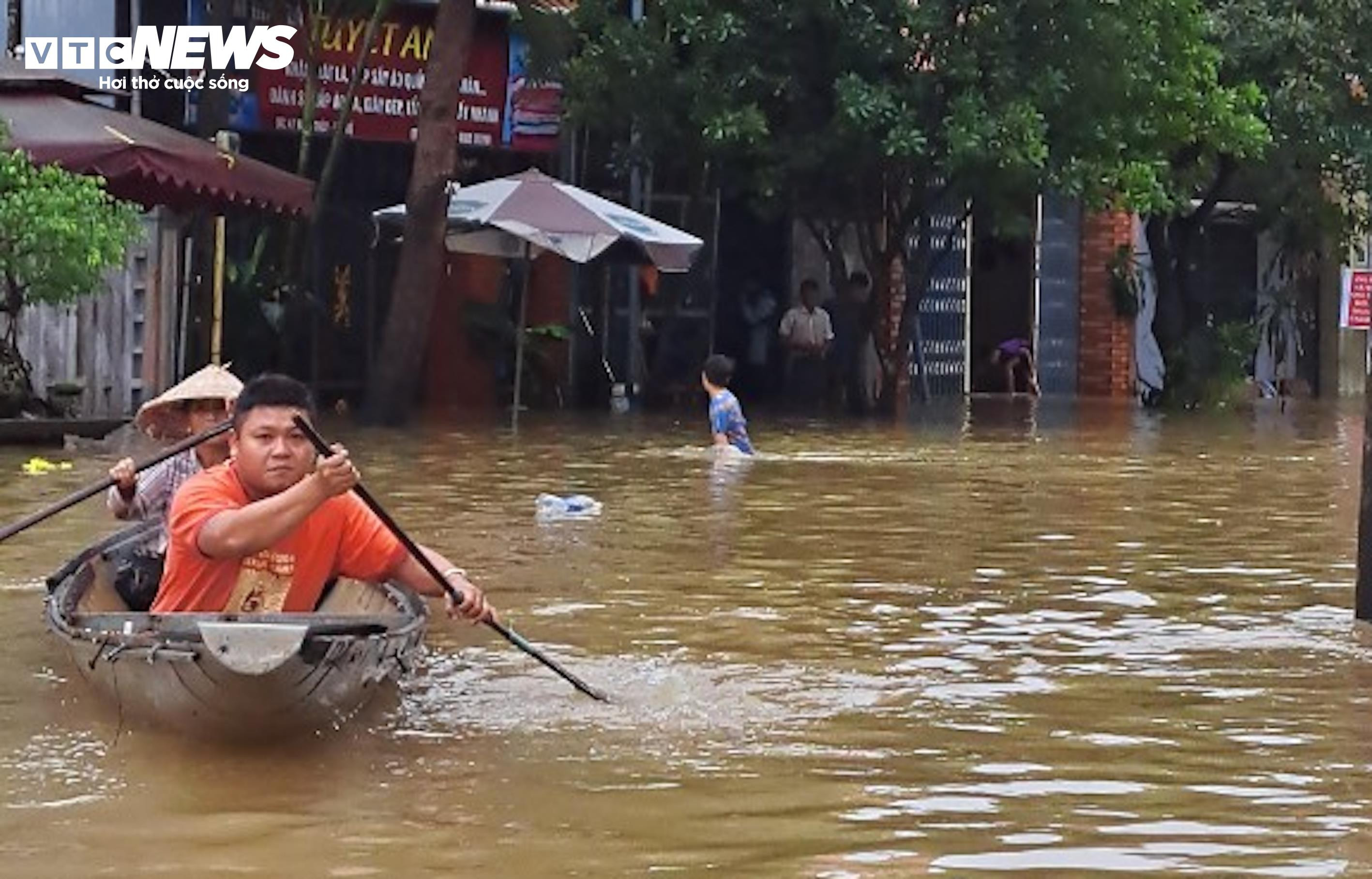 Ô tô, xe máy ngâm trong nước lũ, người dân Huế 'khóc ròng' - 10