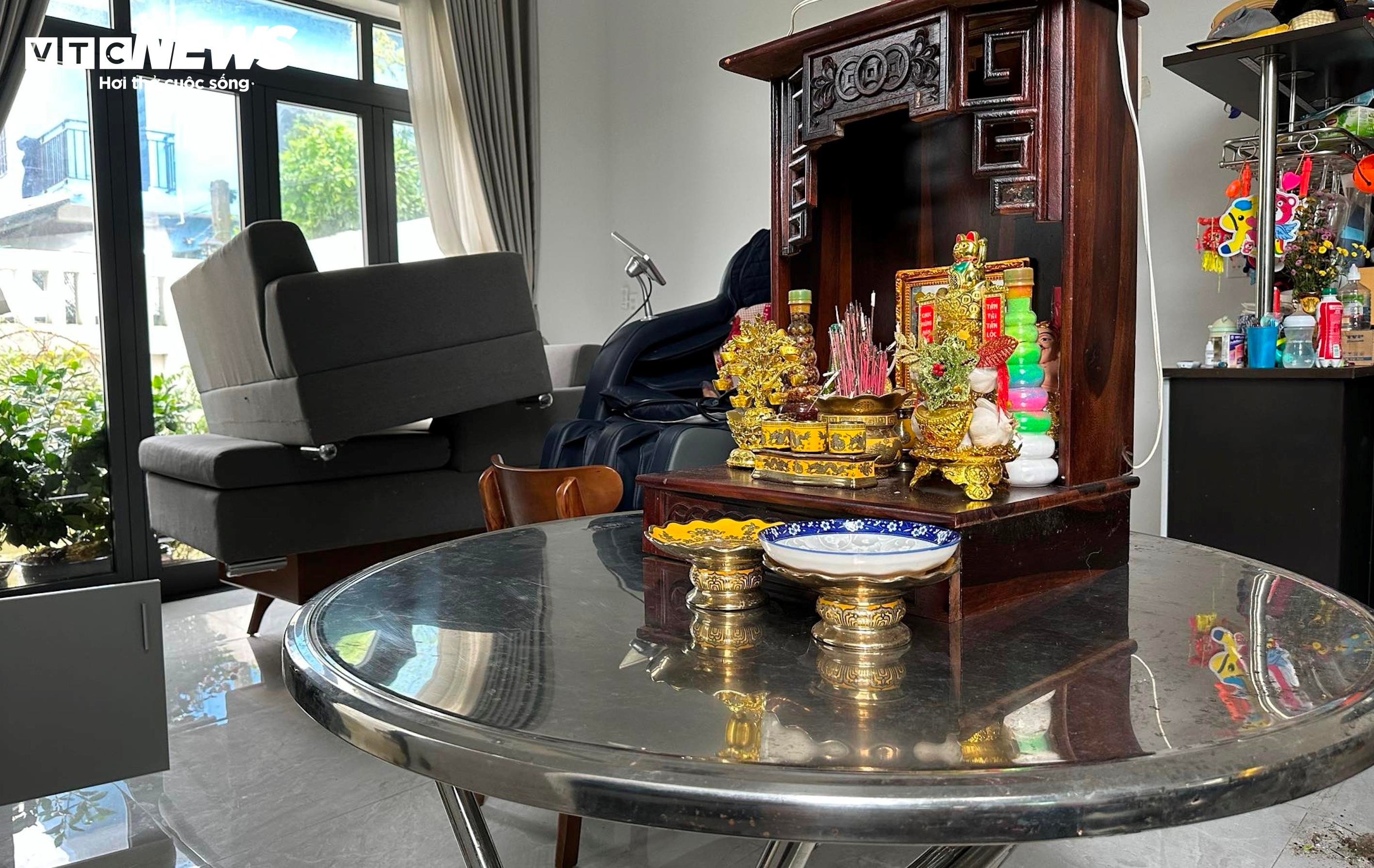 Ô tô, xe máy ngâm trong nước lũ, người dân Huế 'khóc ròng' - 13