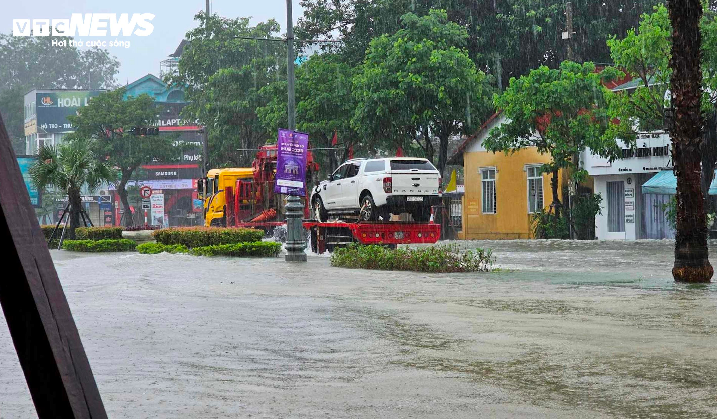 Ô tô, xe máy ngâm trong nước lũ, người dân Huế 'khóc ròng' - 6