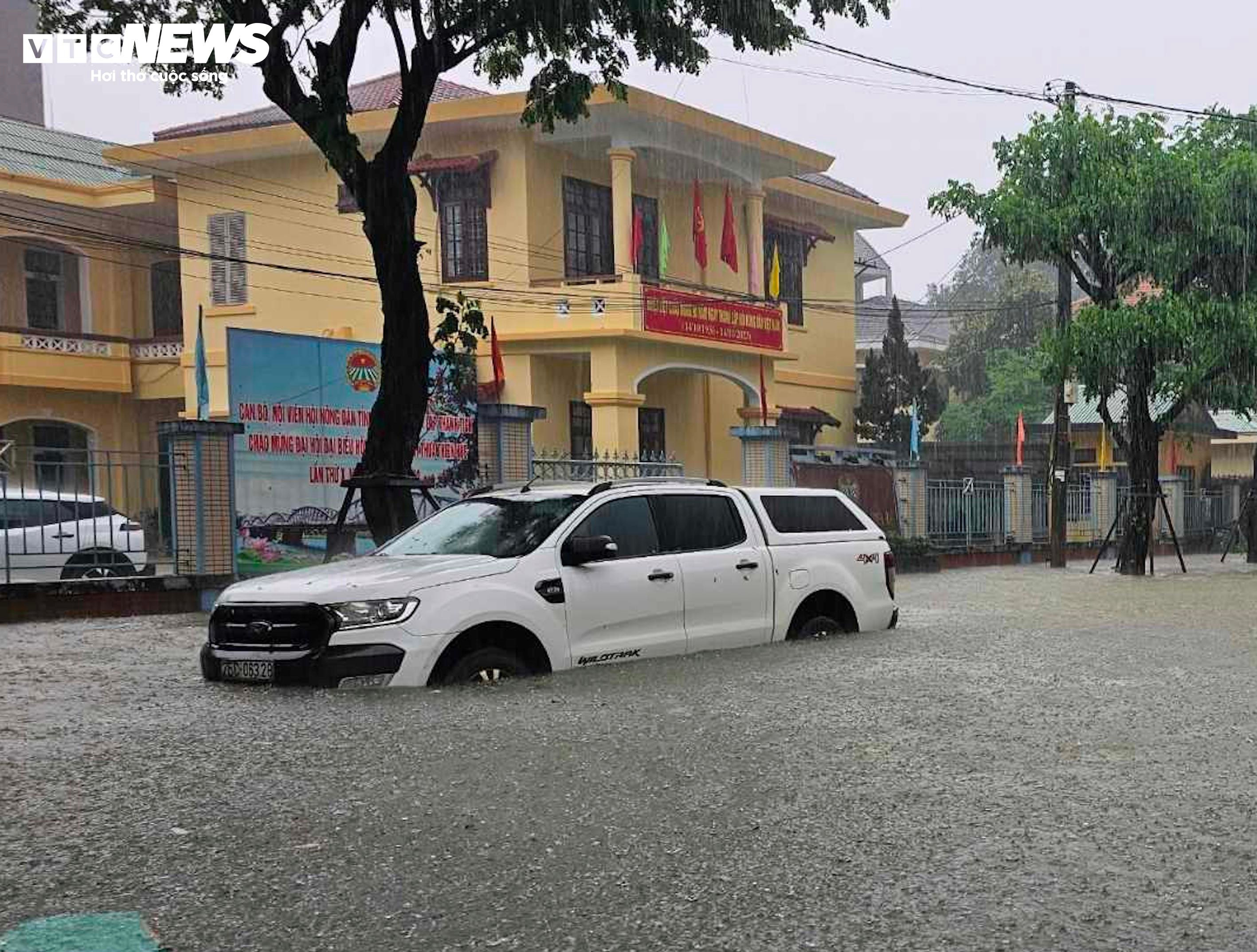 Ô tô, xe máy ngâm trong nước lũ, người dân Huế 'khóc ròng' - 5