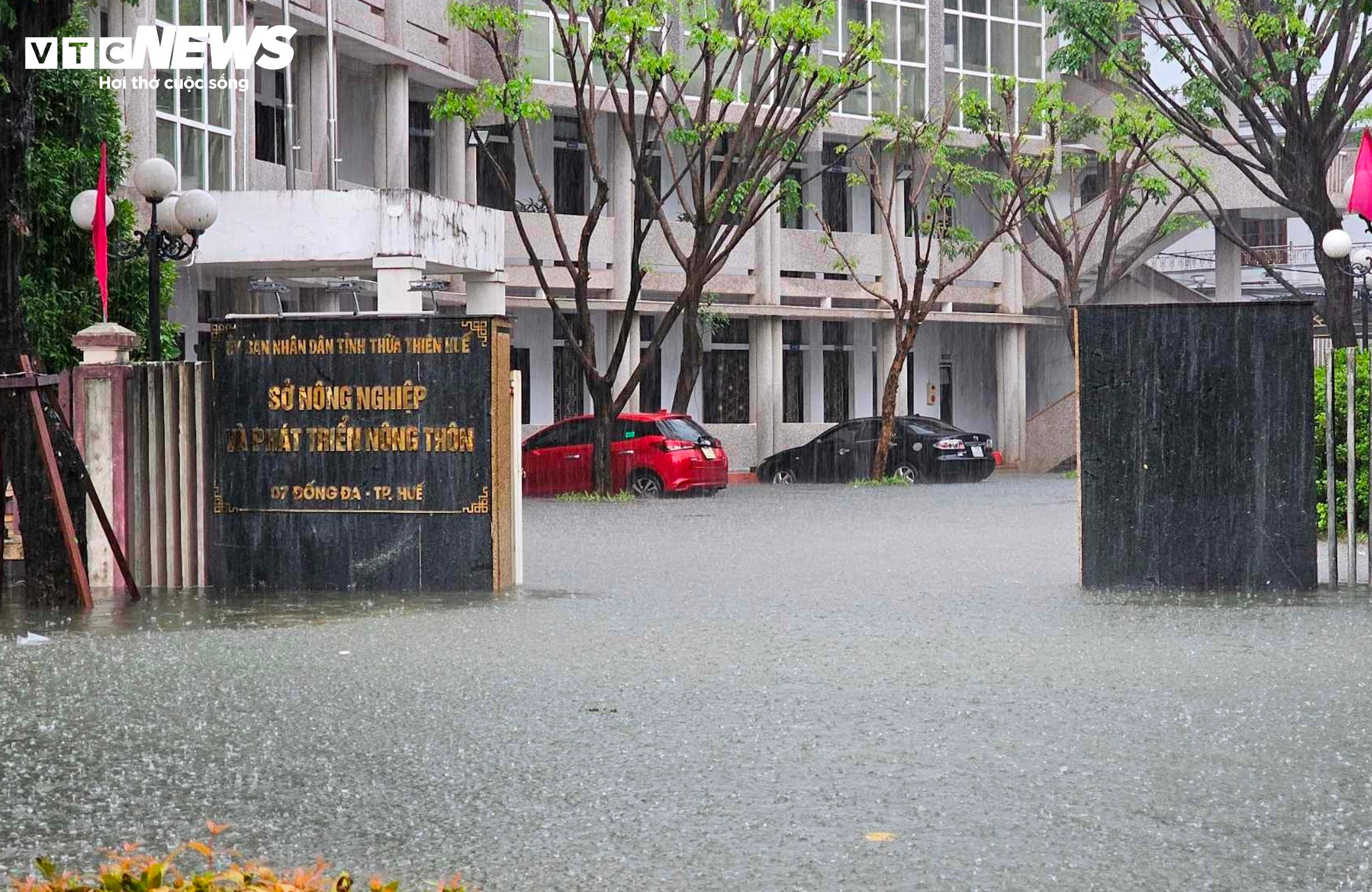 Ô tô, xe máy ngâm trong nước lũ, người dân Huế 'khóc ròng' - 7