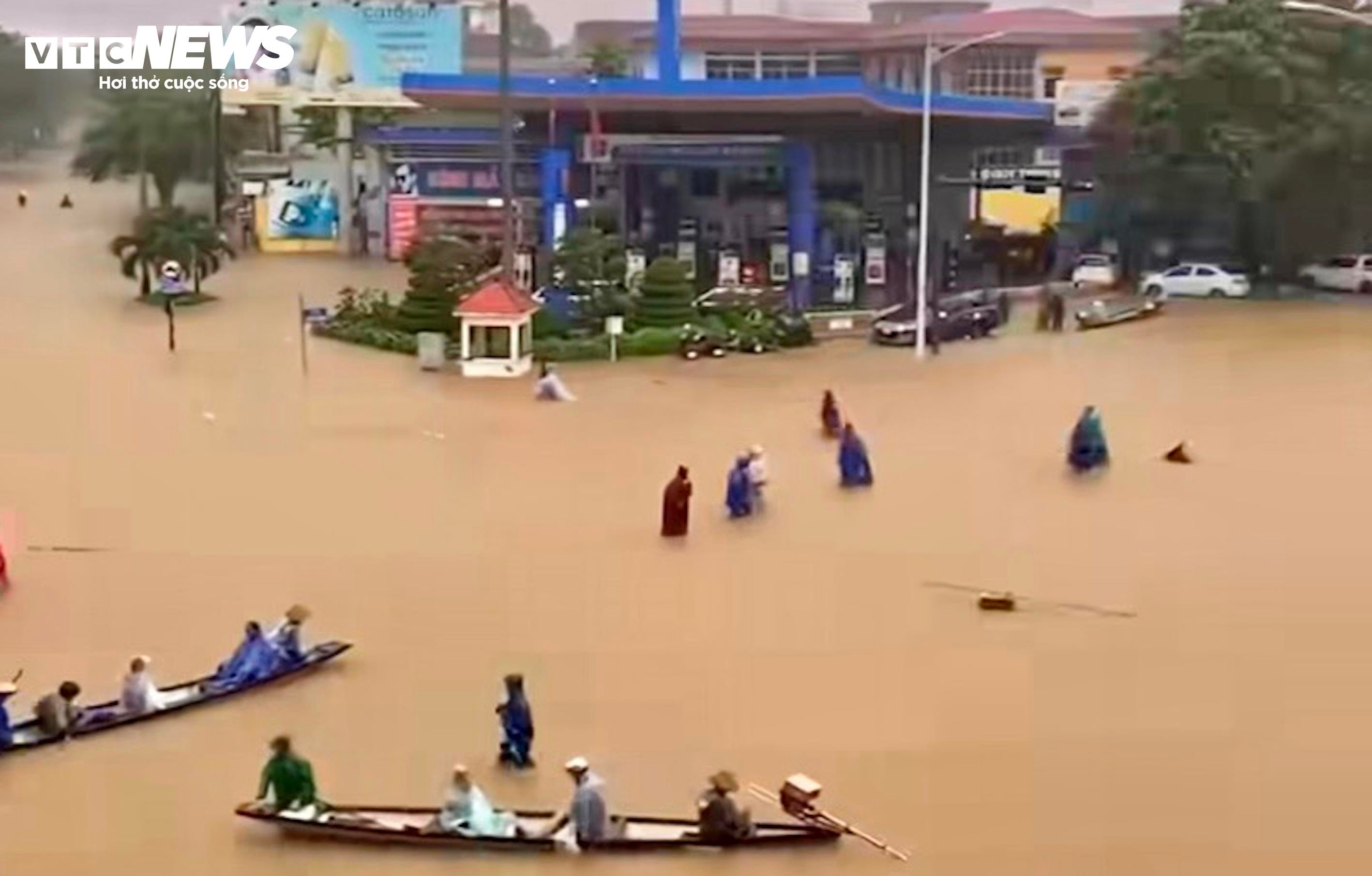 Ô tô, xe máy ngâm trong nước lũ, người dân Huế 'khóc ròng' - 4