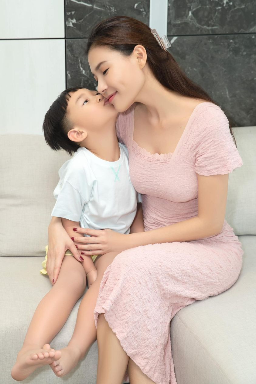 Sao Việt 17/11: Cháu gái Vũ Linh tươi tắn tại Pháp, Bình An tặng vợ ô tô sang - 9