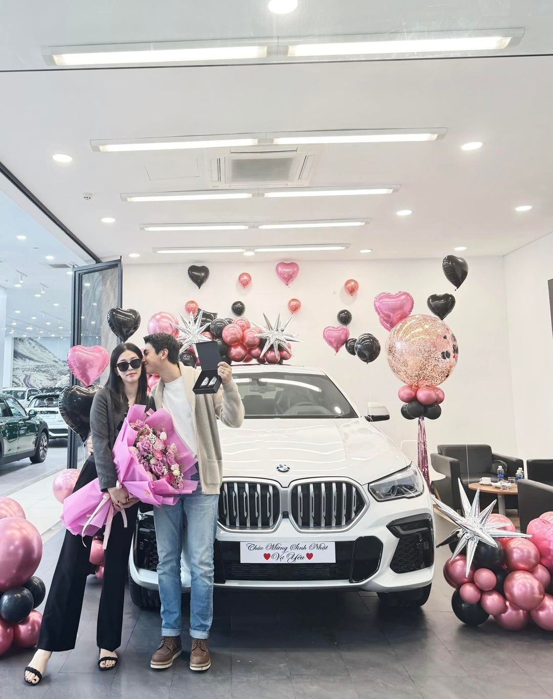 Sao Việt 17/11: Cháu gái Vũ Linh tươi tắn tại Pháp, Bình An tặng vợ ô tô sang - 3