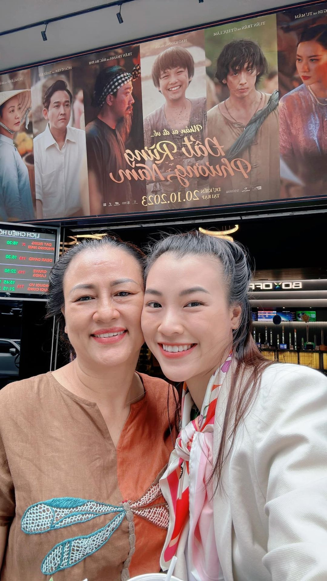 Sao Việt 17/11: Cháu gái Vũ Linh tươi tắn tại Pháp, Bình An tặng vợ ô tô sang - 10