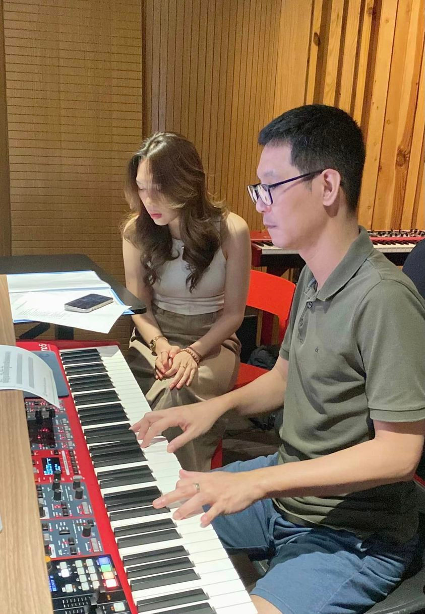 Sao Việt 17/11: Cháu gái Vũ Linh tươi tắn tại Pháp, Bình An tặng vợ ô tô sang - 6