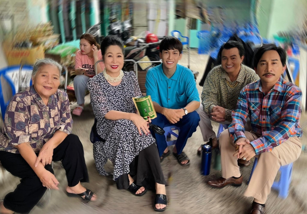 Sao Việt 17/11: Cháu gái Vũ Linh tươi tắn tại Pháp, Bình An tặng vợ ô tô sang - 11