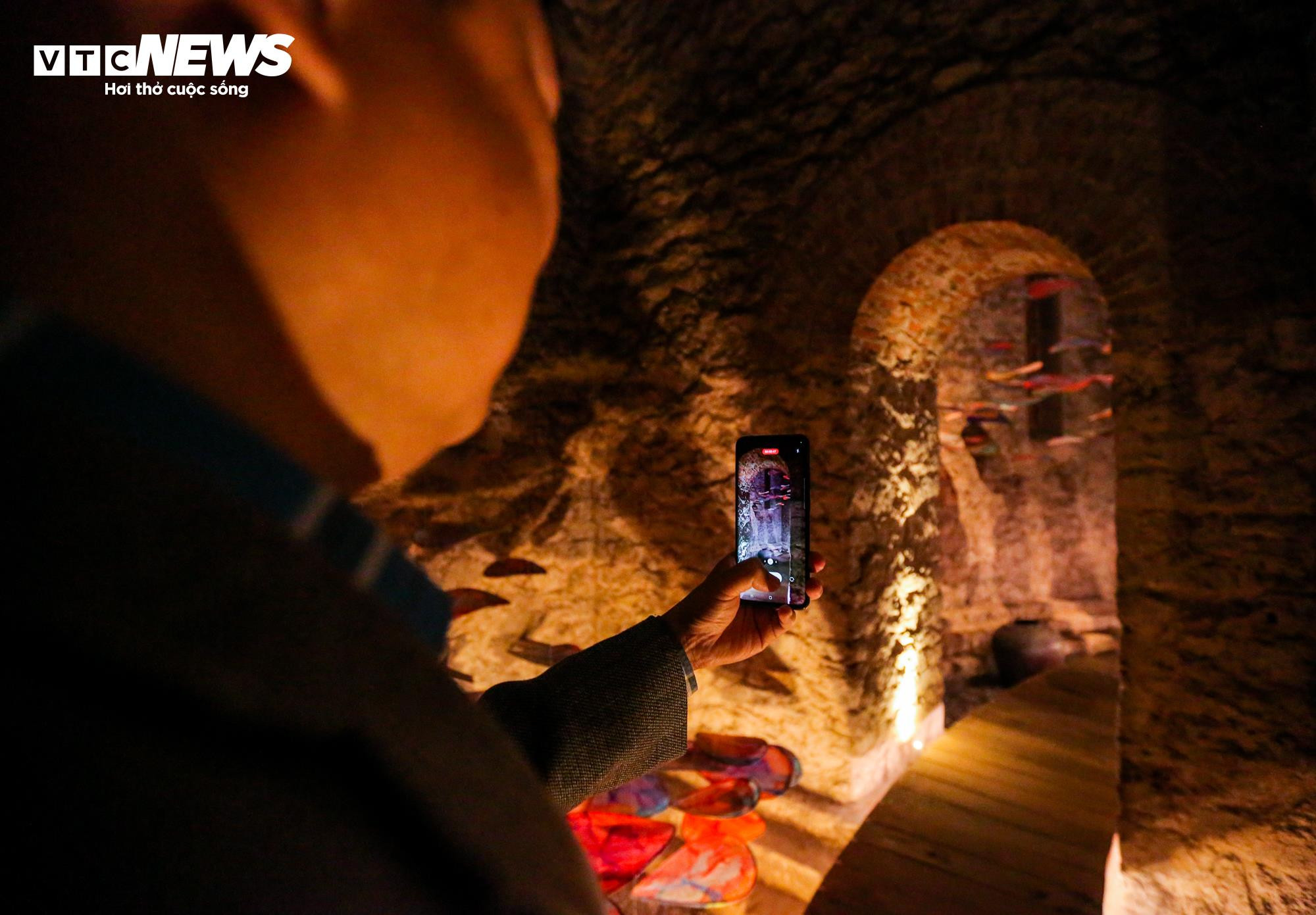 Du khách thích thú khám phá không gian nghệ thuật trong Tháp nước Hàng Đậu - 11