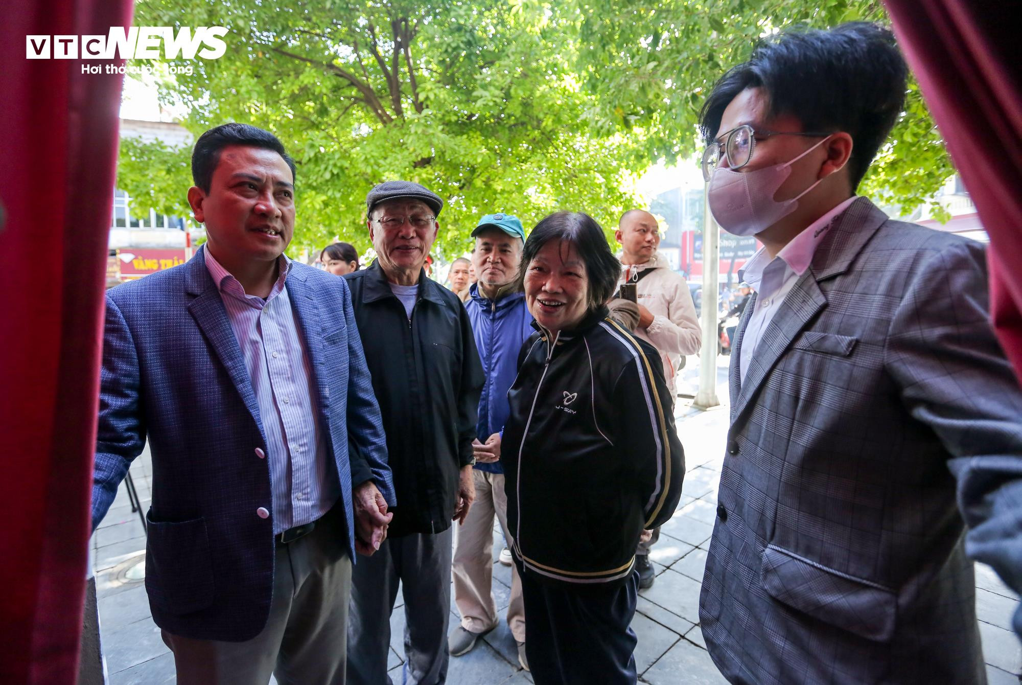 Du khách thích thú khám phá không gian nghệ thuật trong Tháp nước Hàng Đậu - 7