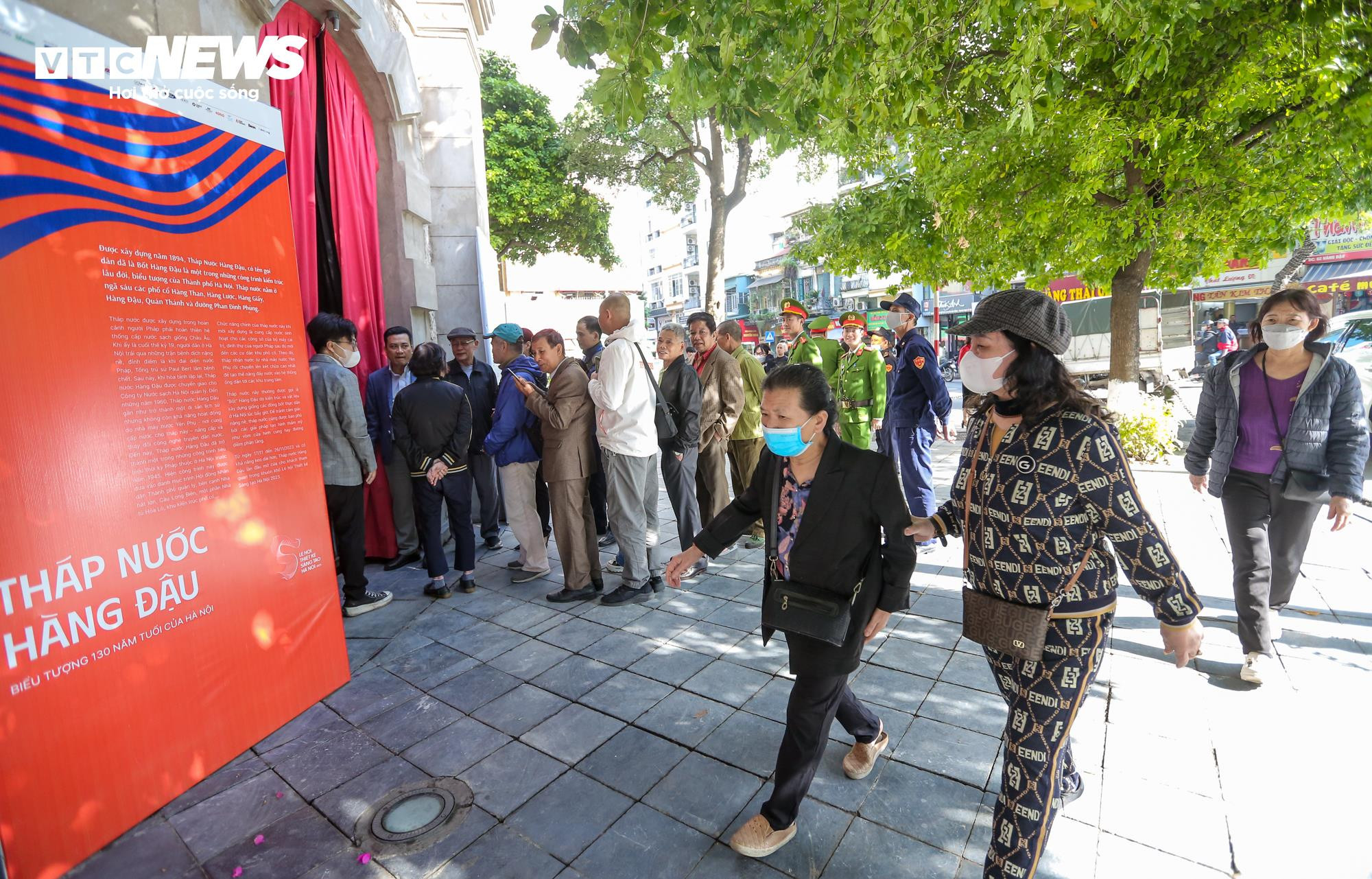 Du khách thích thú khám phá không gian nghệ thuật trong Tháp nước Hàng Đậu - 6