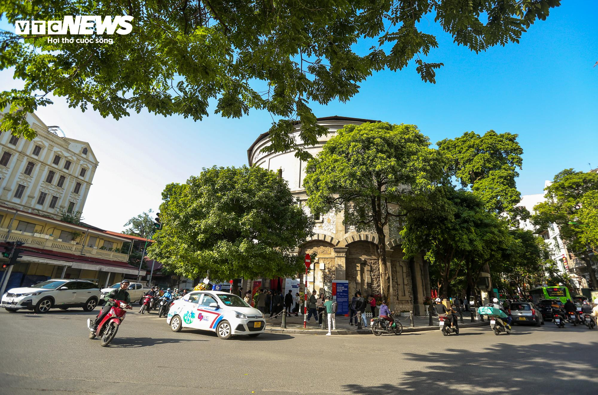 Du khách thích thú khám phá không gian nghệ thuật trong Tháp nước Hàng Đậu - 4