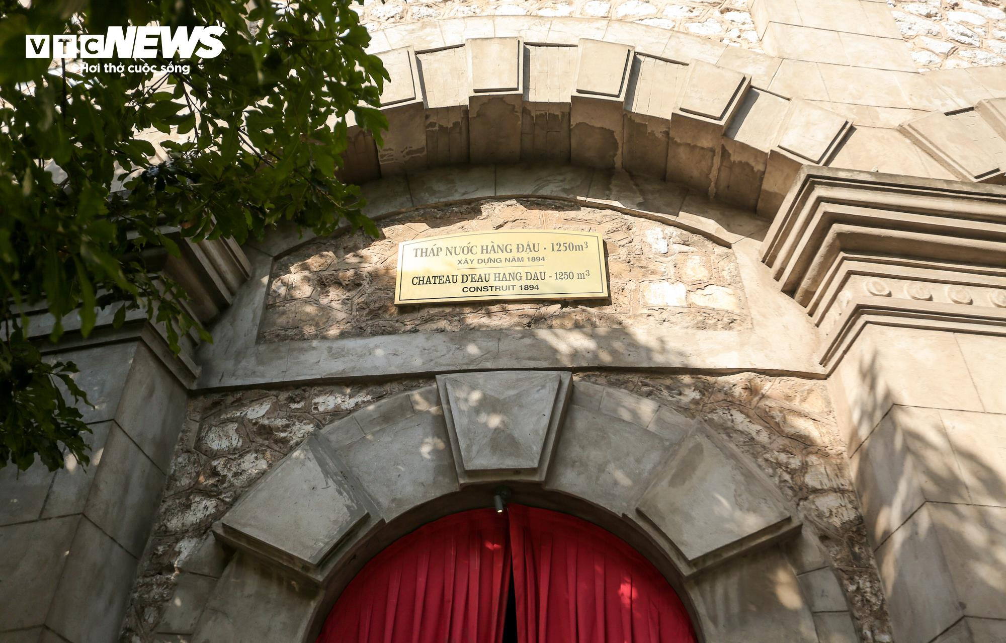 Du khách thích thú khám phá không gian nghệ thuật trong Tháp nước Hàng Đậu - 5