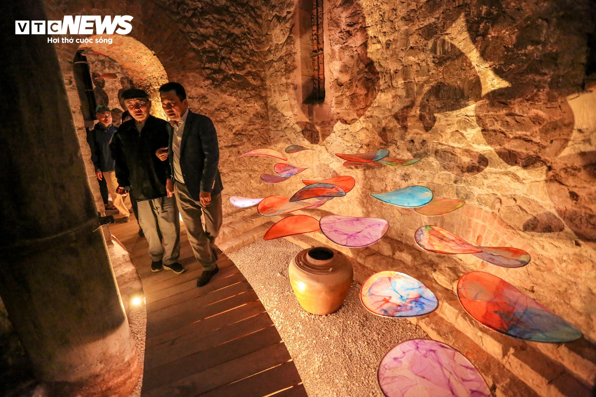 Du khách thích thú khám phá không gian nghệ thuật trong Tháp nước Hàng Đậu - 9