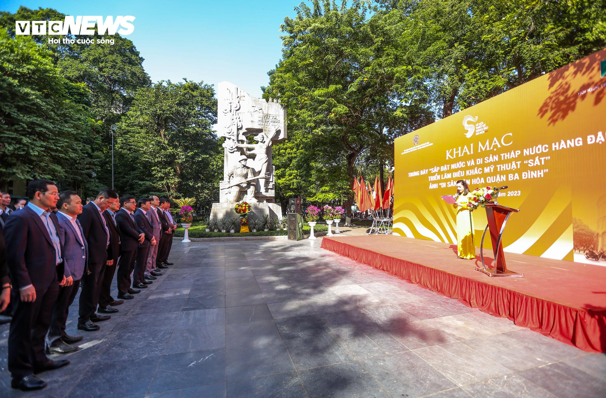 Du khách thích thú khám phá không gian nghệ thuật trong Tháp nước Hàng Đậu - 1