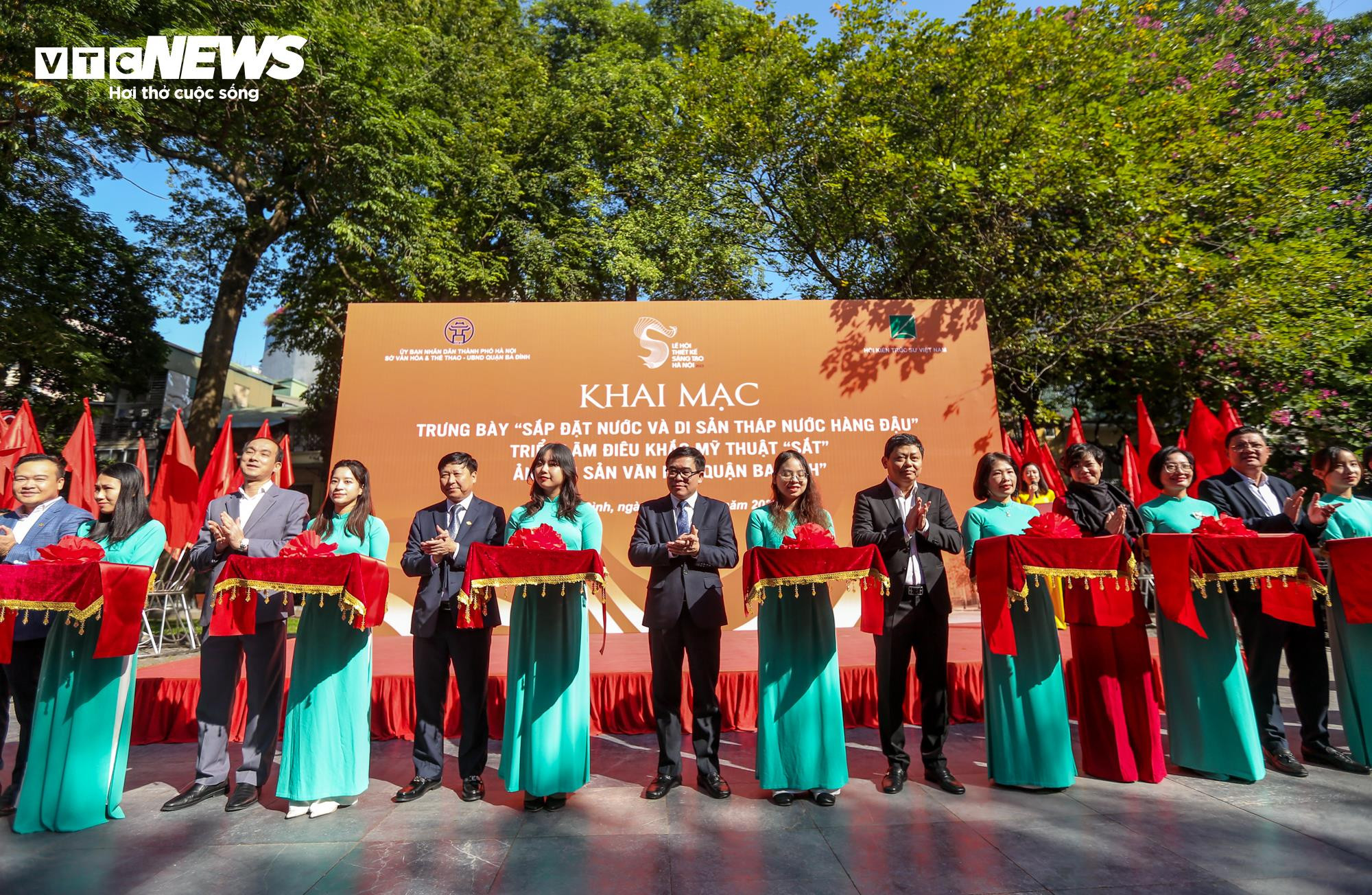 Du khách thích thú khám phá không gian nghệ thuật trong Tháp nước Hàng Đậu - 2