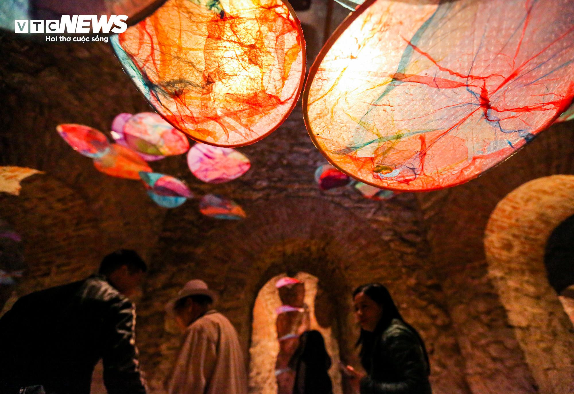 Du khách thích thú khám phá không gian nghệ thuật trong Tháp nước Hàng Đậu - 10