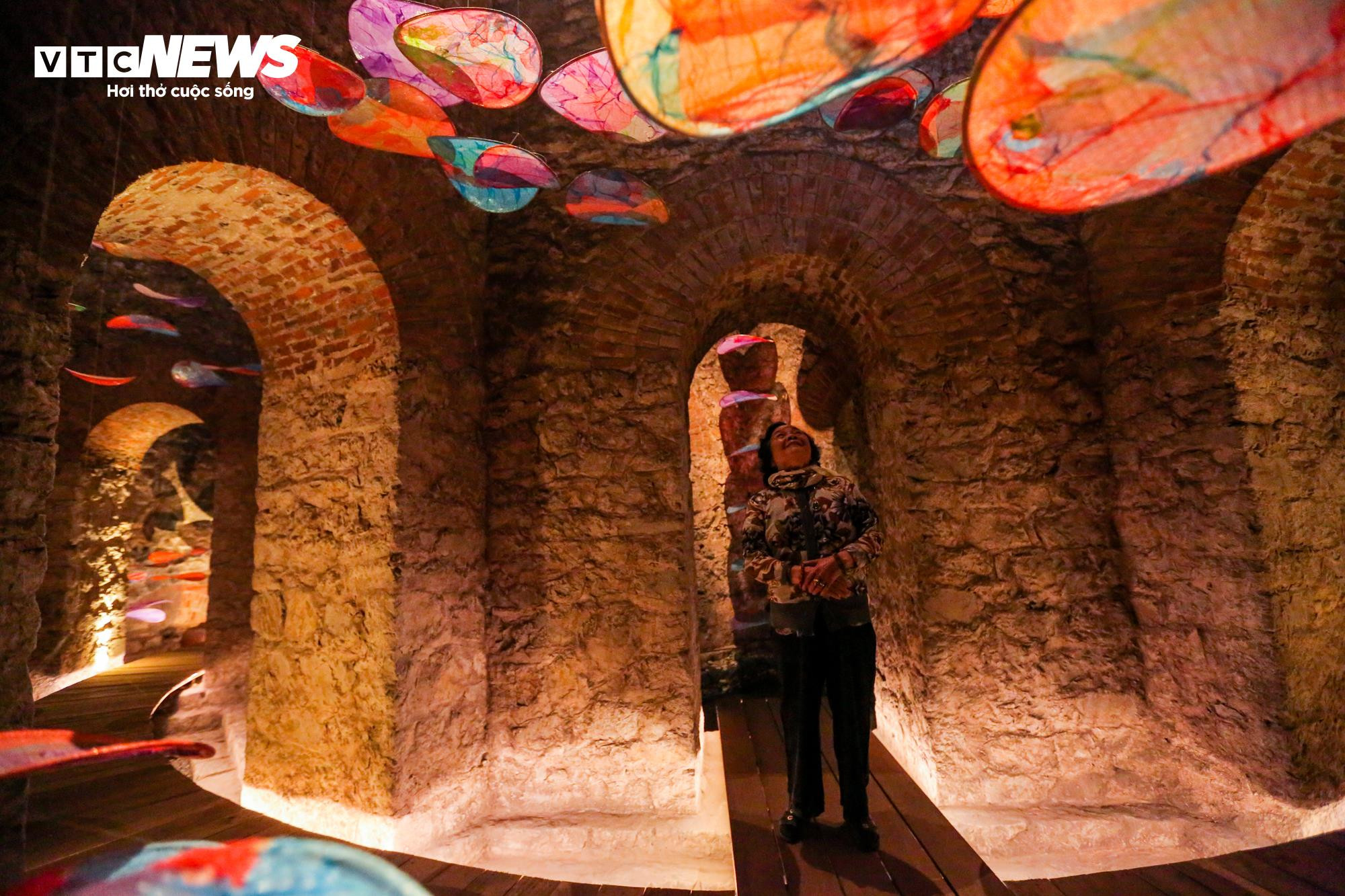 Du khách thích thú khám phá không gian nghệ thuật trong Tháp nước Hàng Đậu - 12