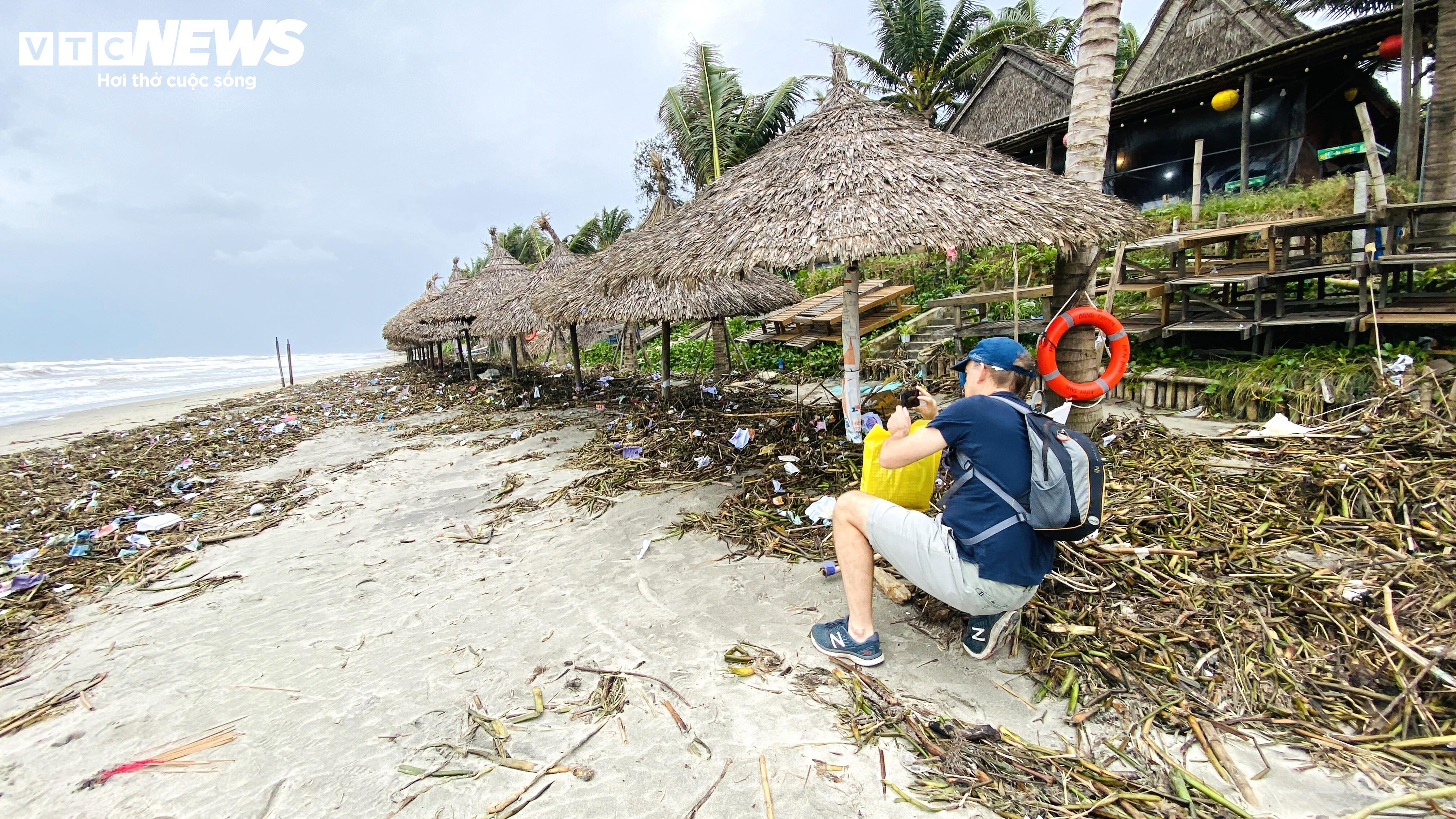 Rác thải, lục bình tràn ngập bãi biển đẹp nhất châu Á ở Hội An - 9