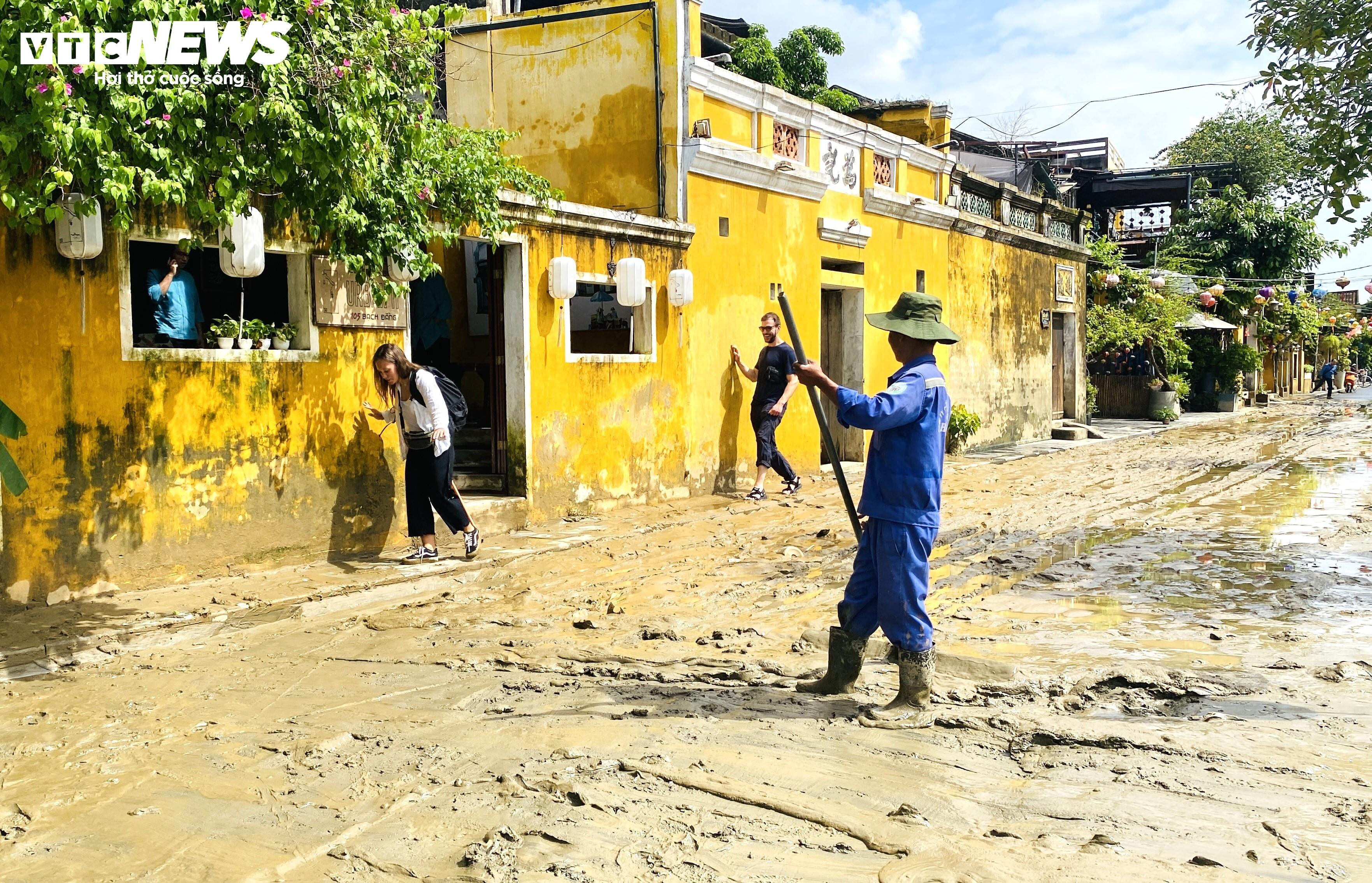 5 ngày đón 2 đợt lũ, dân phố cổ Hội An quay cuồng dọn bùn non - 7