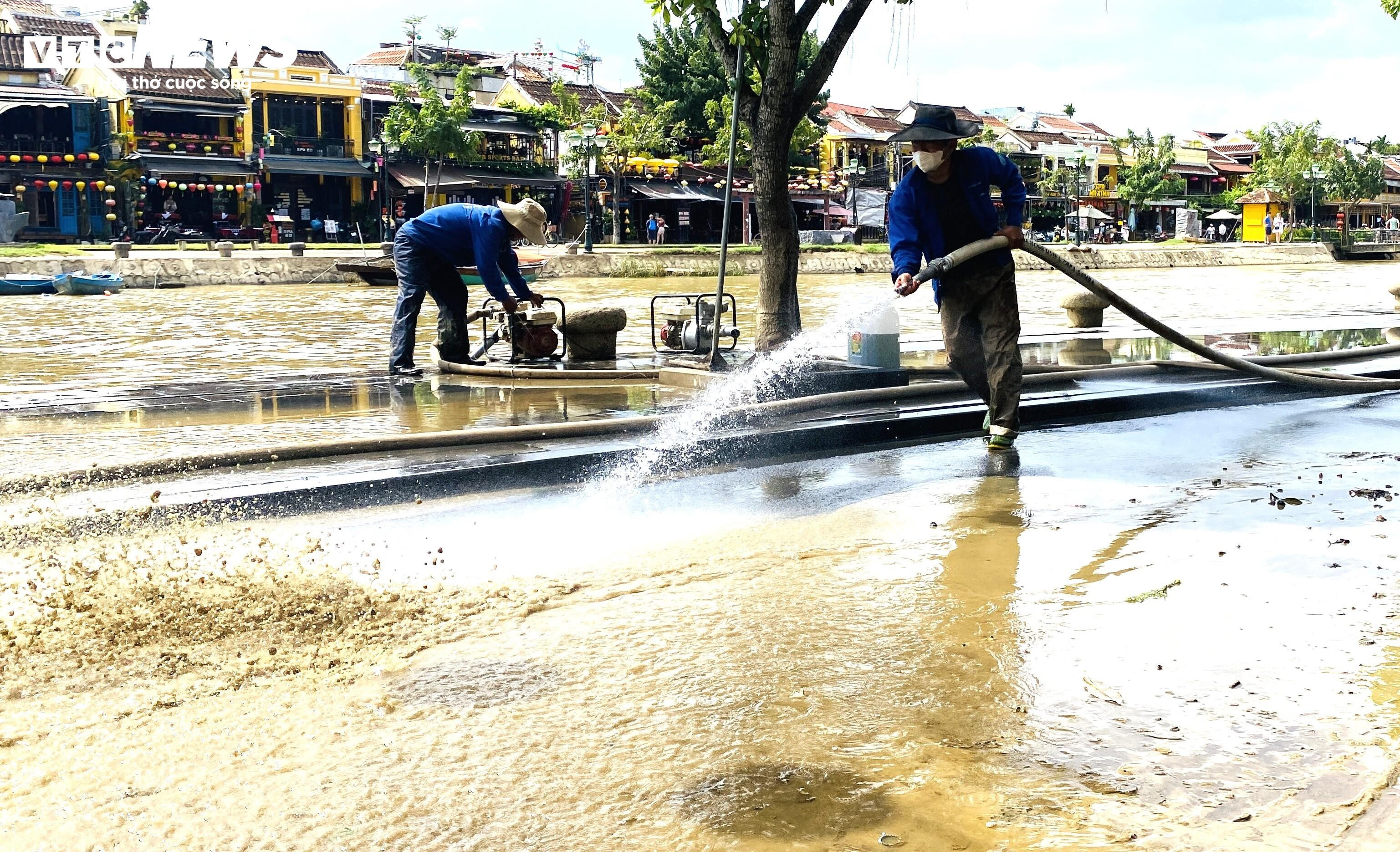 5 ngày đón 2 đợt lũ, dân phố cổ Hội An quay cuồng dọn bùn non - 8