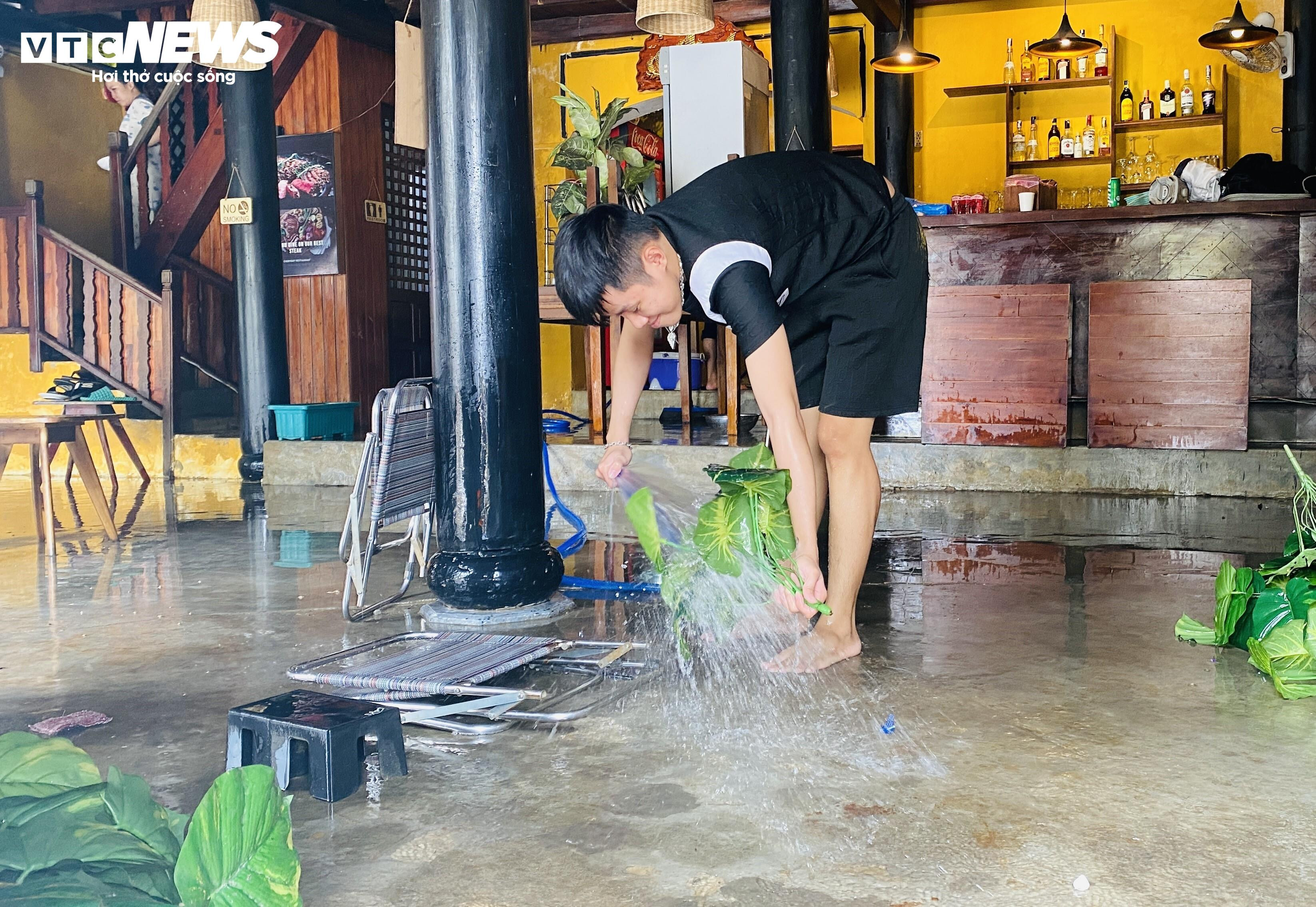 5 ngày đón 2 đợt lũ, dân phố cổ Hội An quay cuồng dọn bùn non - 9