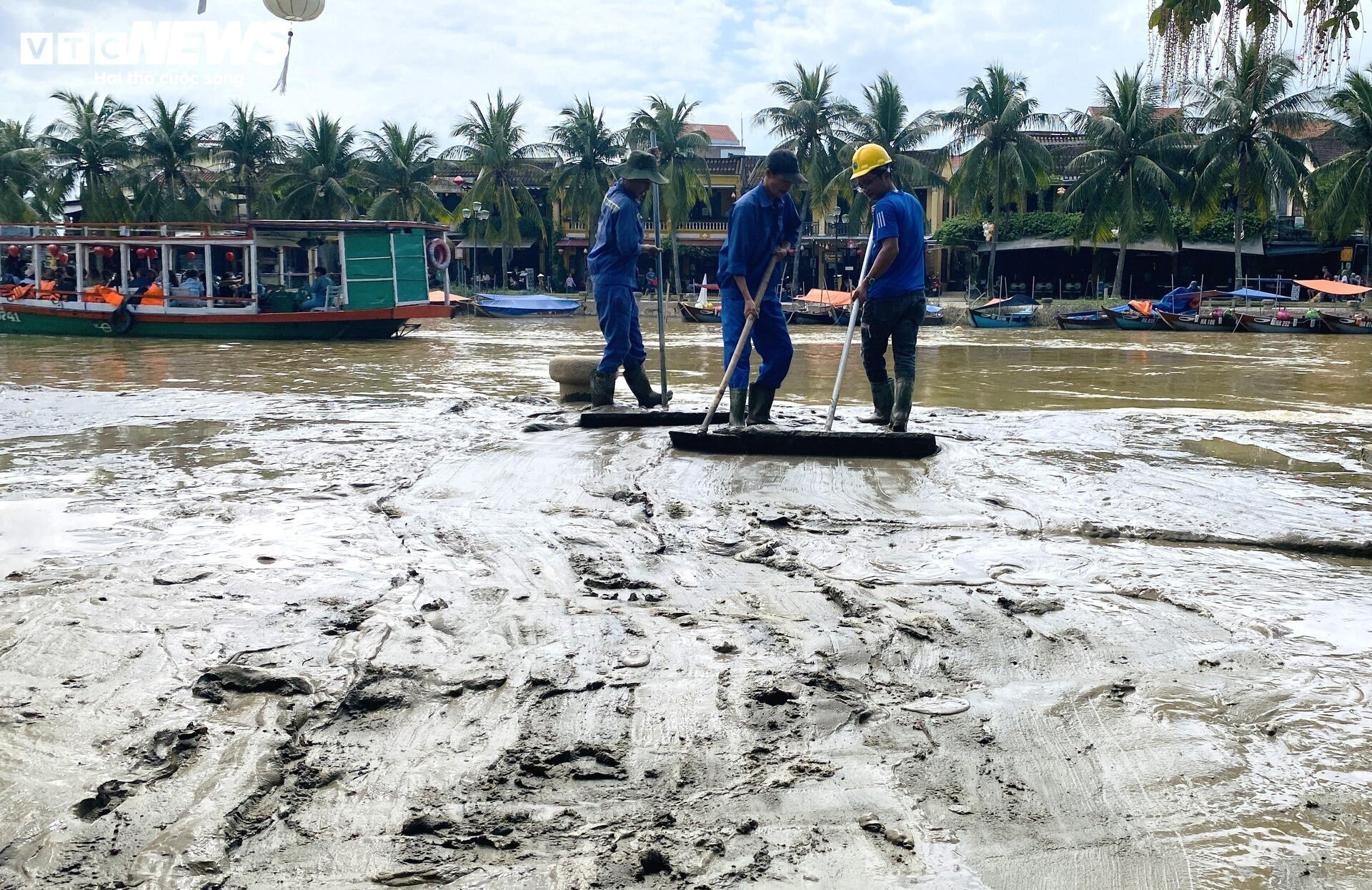 5 ngày đón 2 đợt lũ, dân phố cổ Hội An quay cuồng dọn bùn non - 5