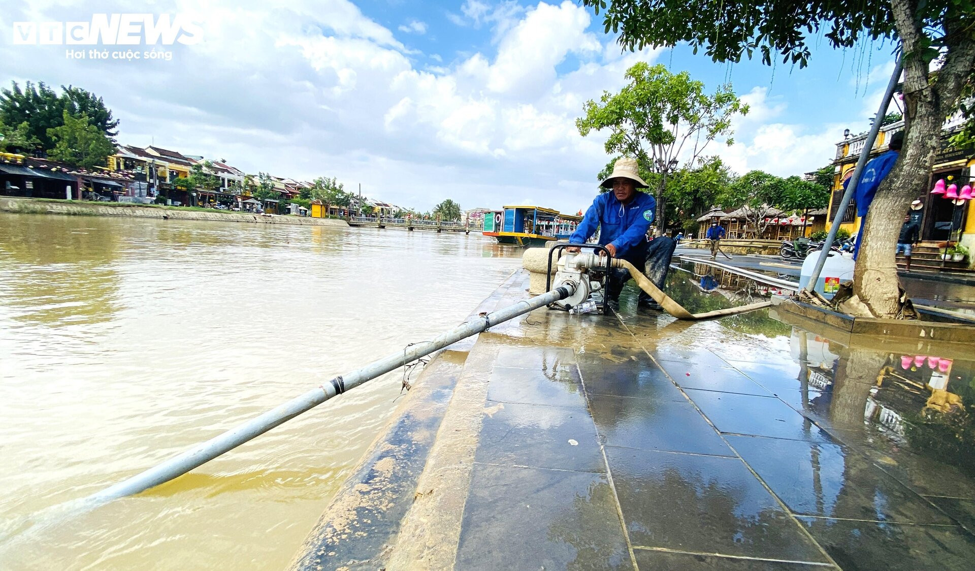 5 ngày đón 2 đợt lũ, dân phố cổ Hội An quay cuồng dọn bùn non - 3