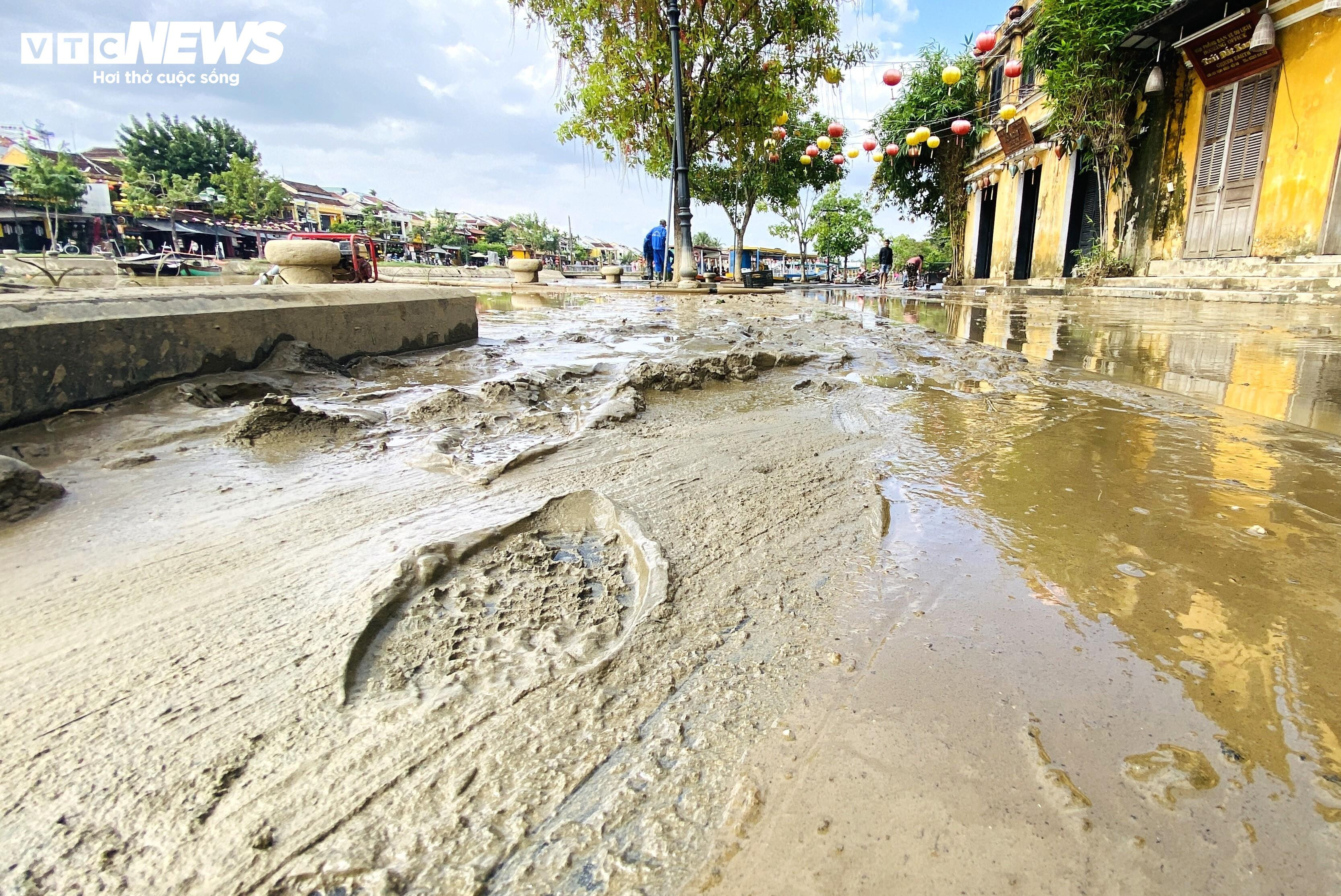 5 ngày đón 2 đợt lũ, dân phố cổ Hội An quay cuồng dọn bùn non - 1