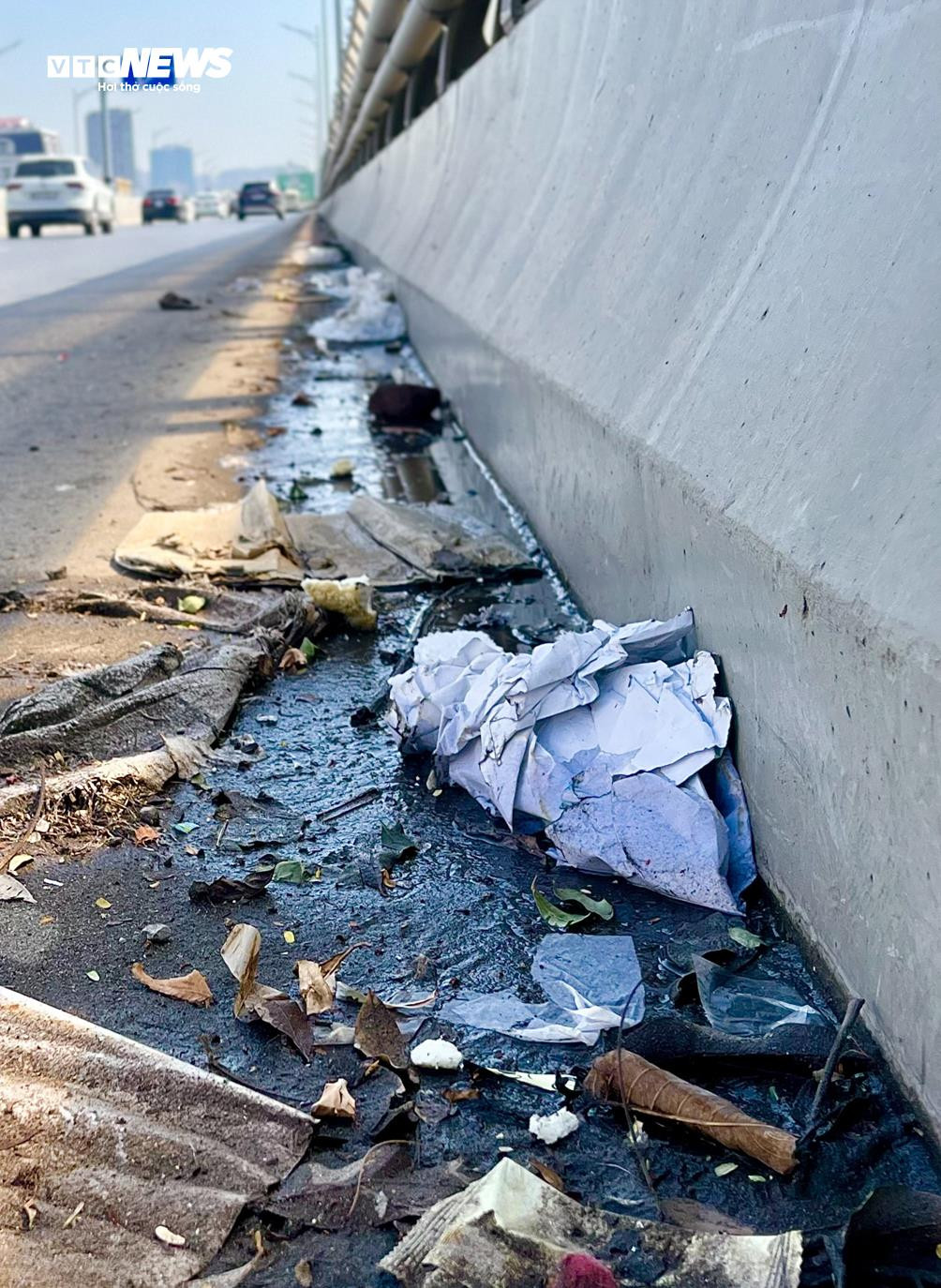 Đường vành đai 2 trên cao ở Hà Nội nhếch nhác, rác thải vương vãi khắp tuyến - 11