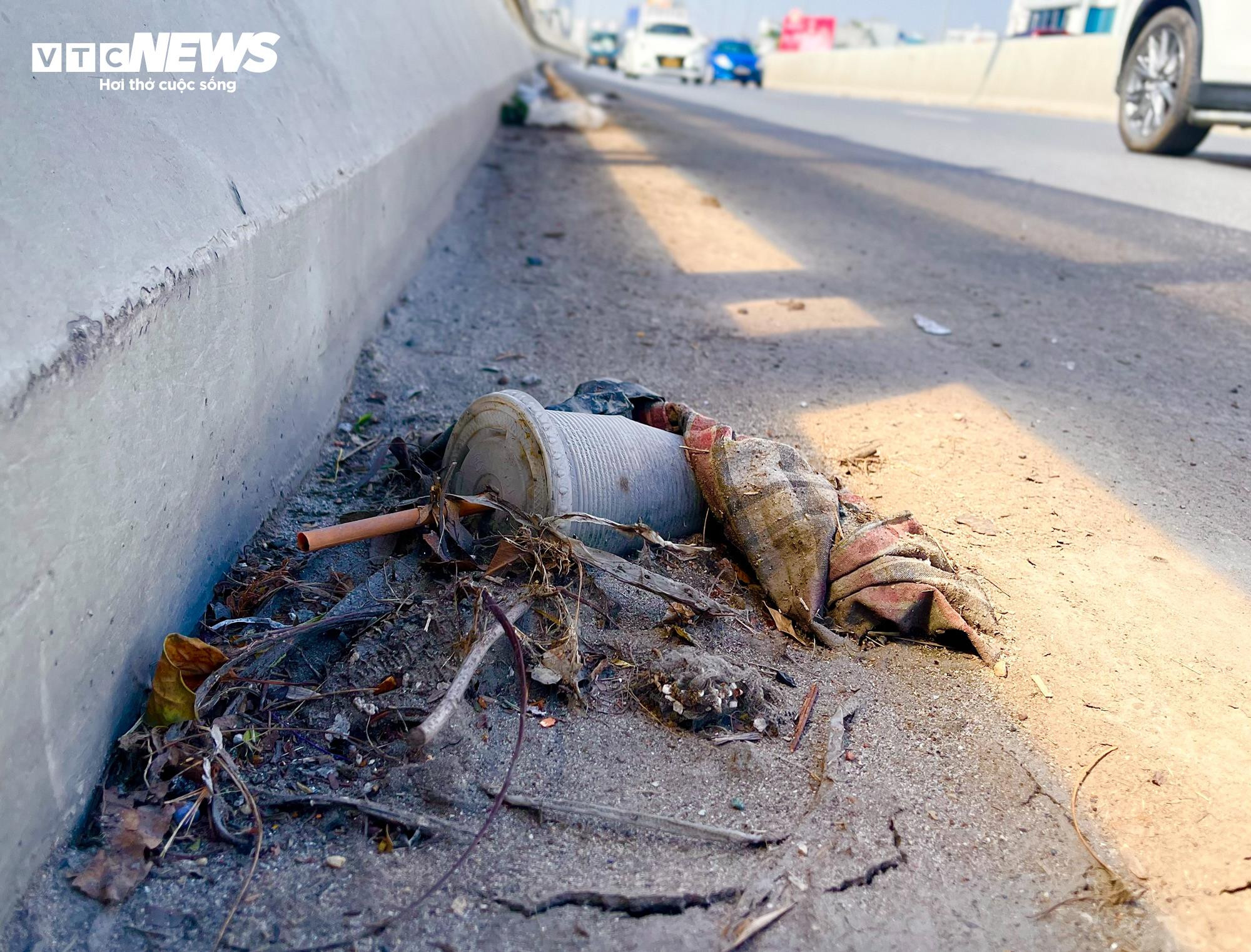 Đường vành đai 2 trên cao ở Hà Nội nhếch nhác, rác thải vương vãi khắp tuyến - 13