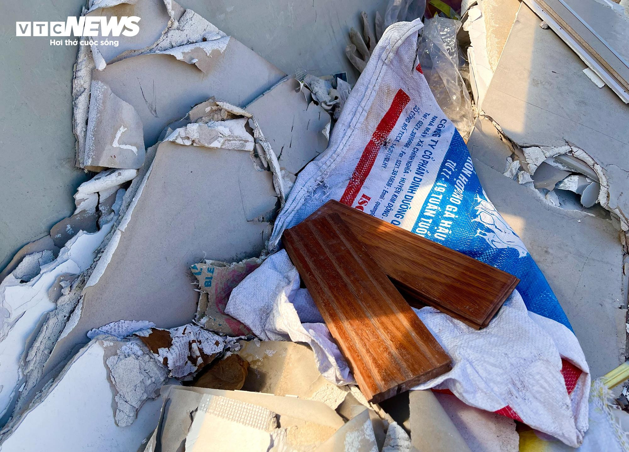 Đường vành đai 2 trên cao ở Hà Nội nhếch nhác, rác thải vương vãi khắp tuyến - 10