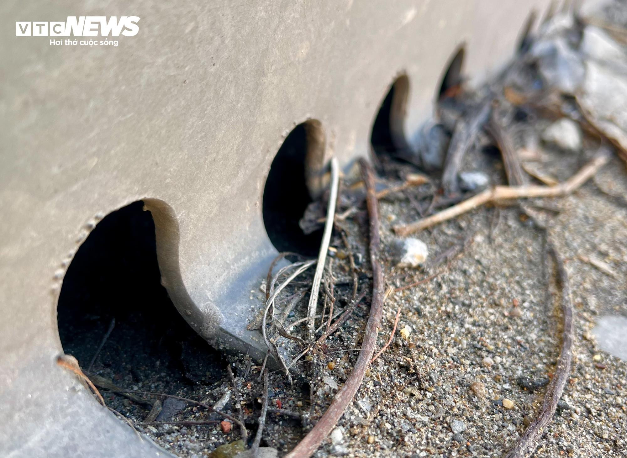 Đường vành đai 2 trên cao ở Hà Nội nhếch nhác, rác thải vương vãi khắp tuyến - 12