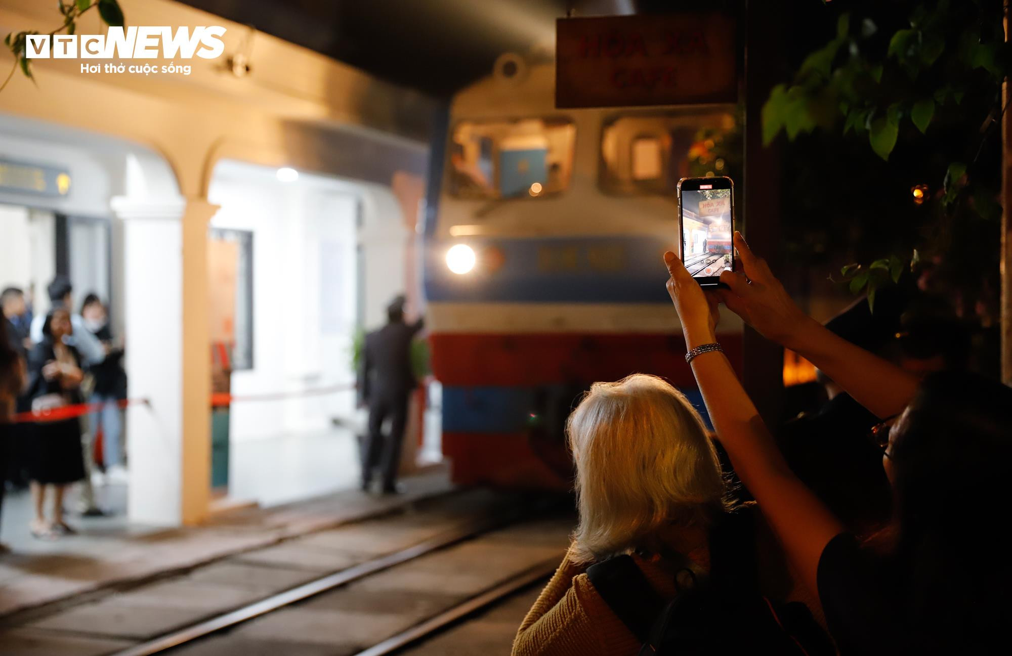 Người dân Thủ đô đắm chìm trong không gian nghệ thuật tại nhà ga xe lửa 120 tuổi - 3