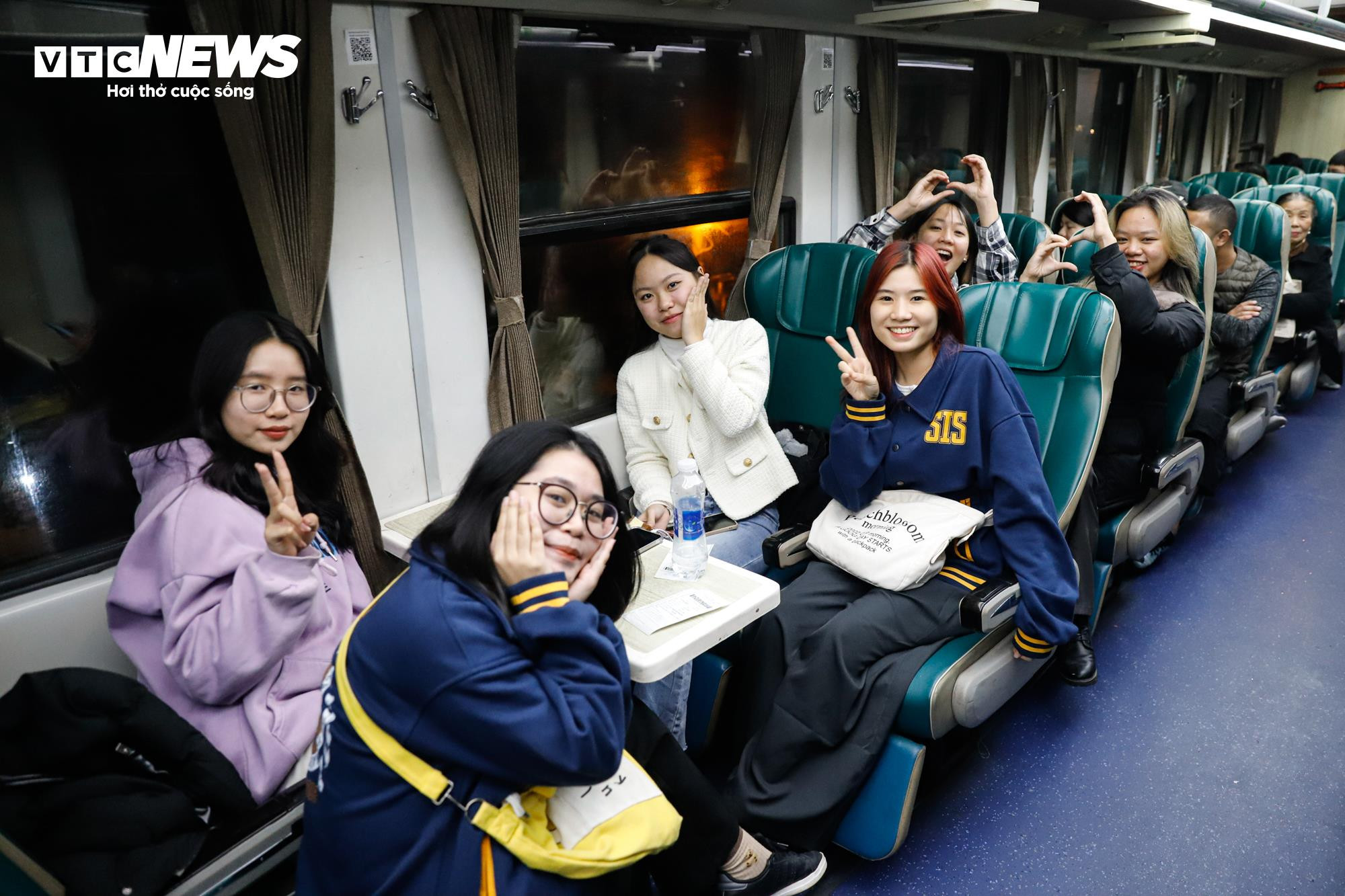 Người dân Thủ đô đắm chìm trong không gian nghệ thuật tại nhà ga xe lửa 120 tuổi - 4