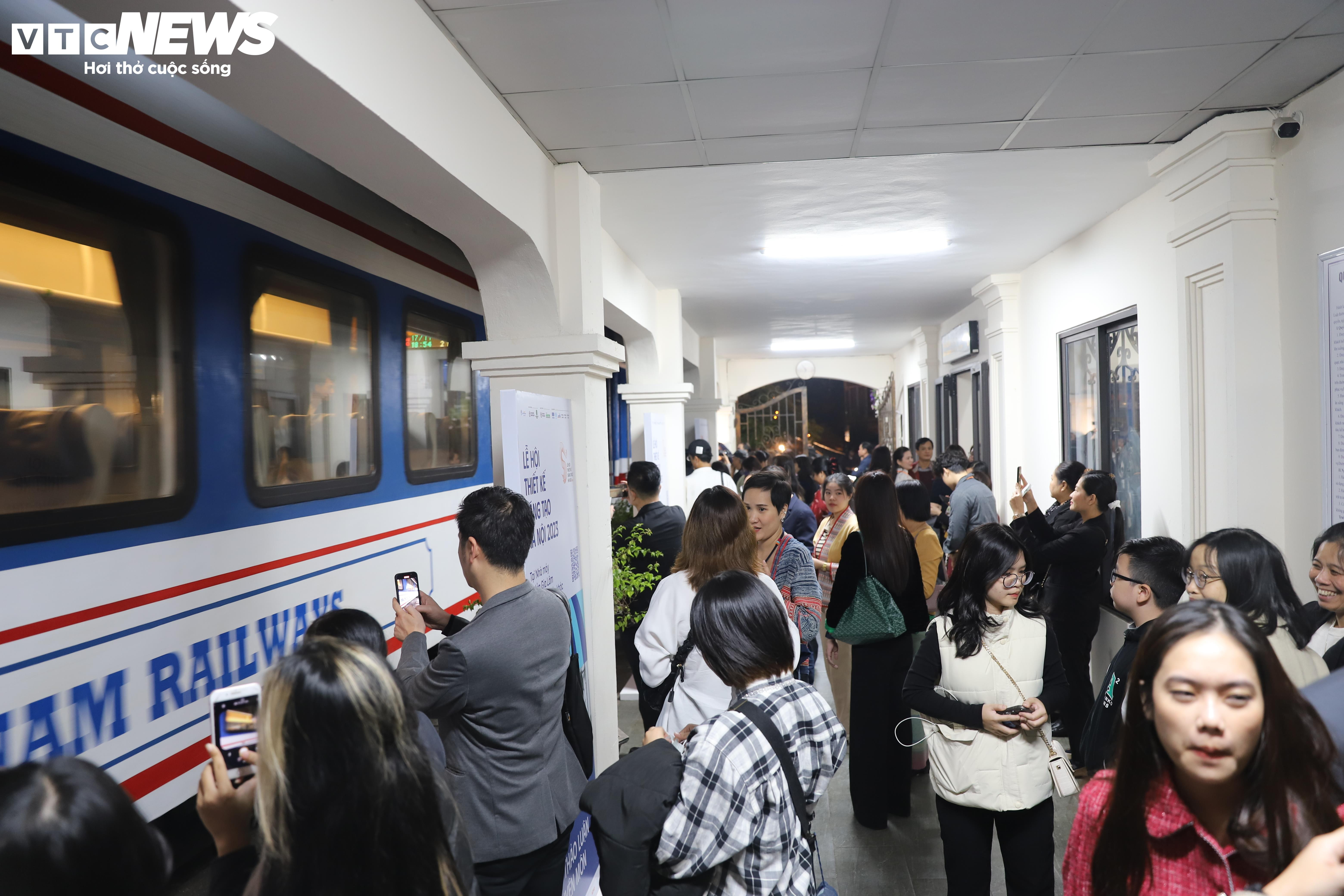 Người dân Thủ đô đắm chìm trong không gian nghệ thuật tại nhà ga xe lửa 120 tuổi - 2