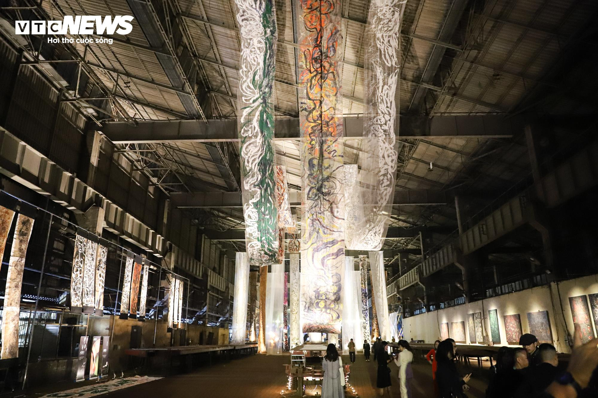 Người dân Thủ đô đắm chìm trong không gian nghệ thuật tại nhà ga xe lửa 120 tuổi - 7