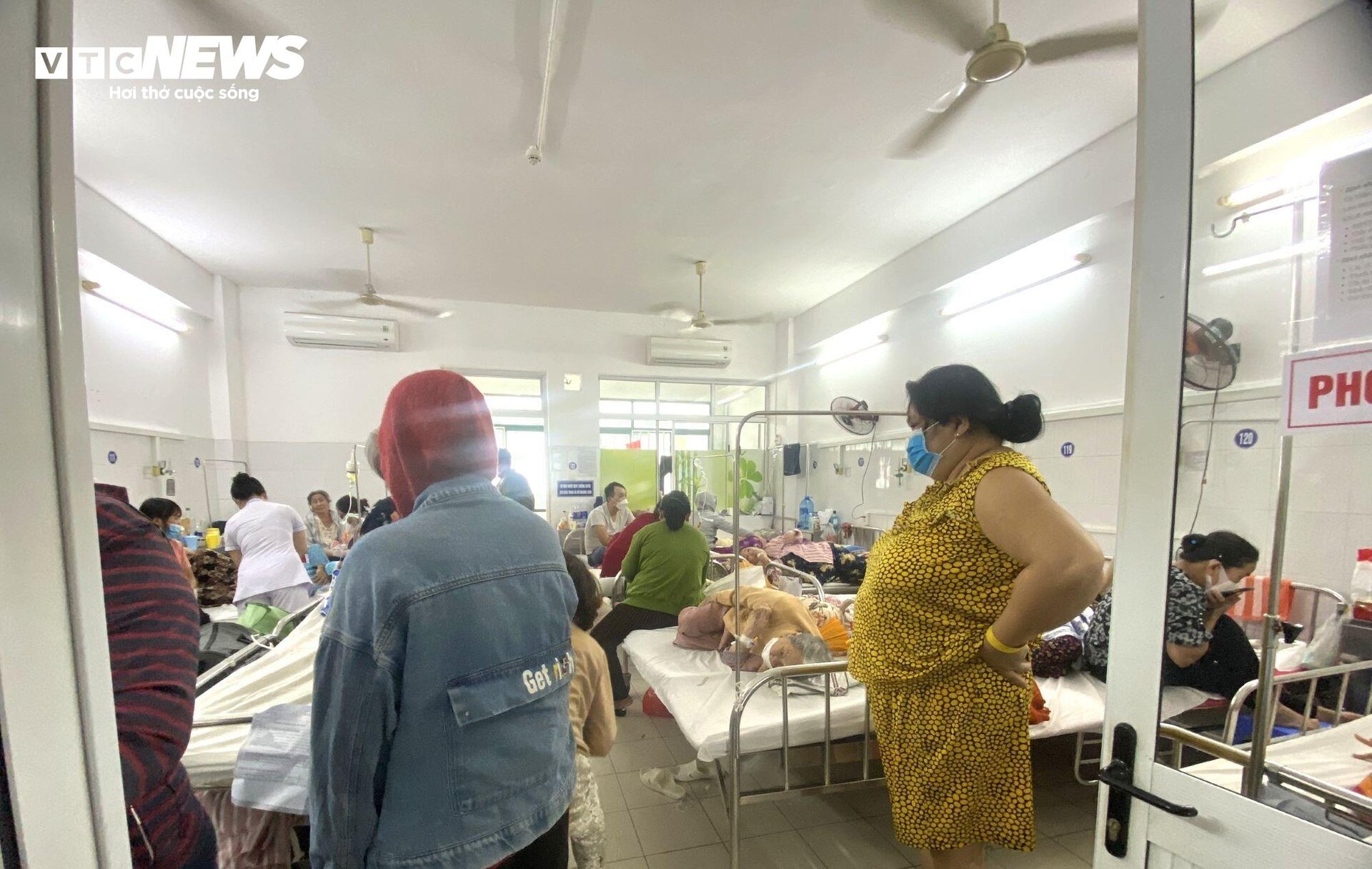 Bệnh viện Đà Nẵng quá tải, bệnh nhân phải nằm ở tiền sảnh, hành lang - 9