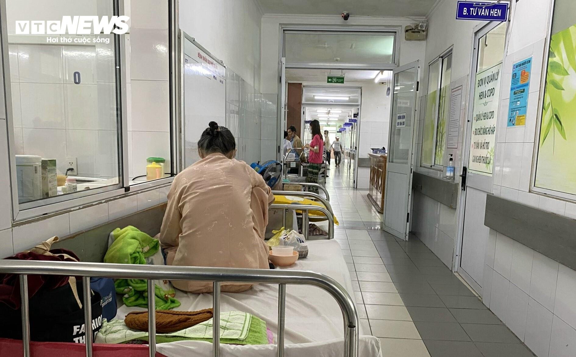 Bệnh viện Đà Nẵng quá tải, bệnh nhân phải nằm ở tiền sảnh, hành lang - 6