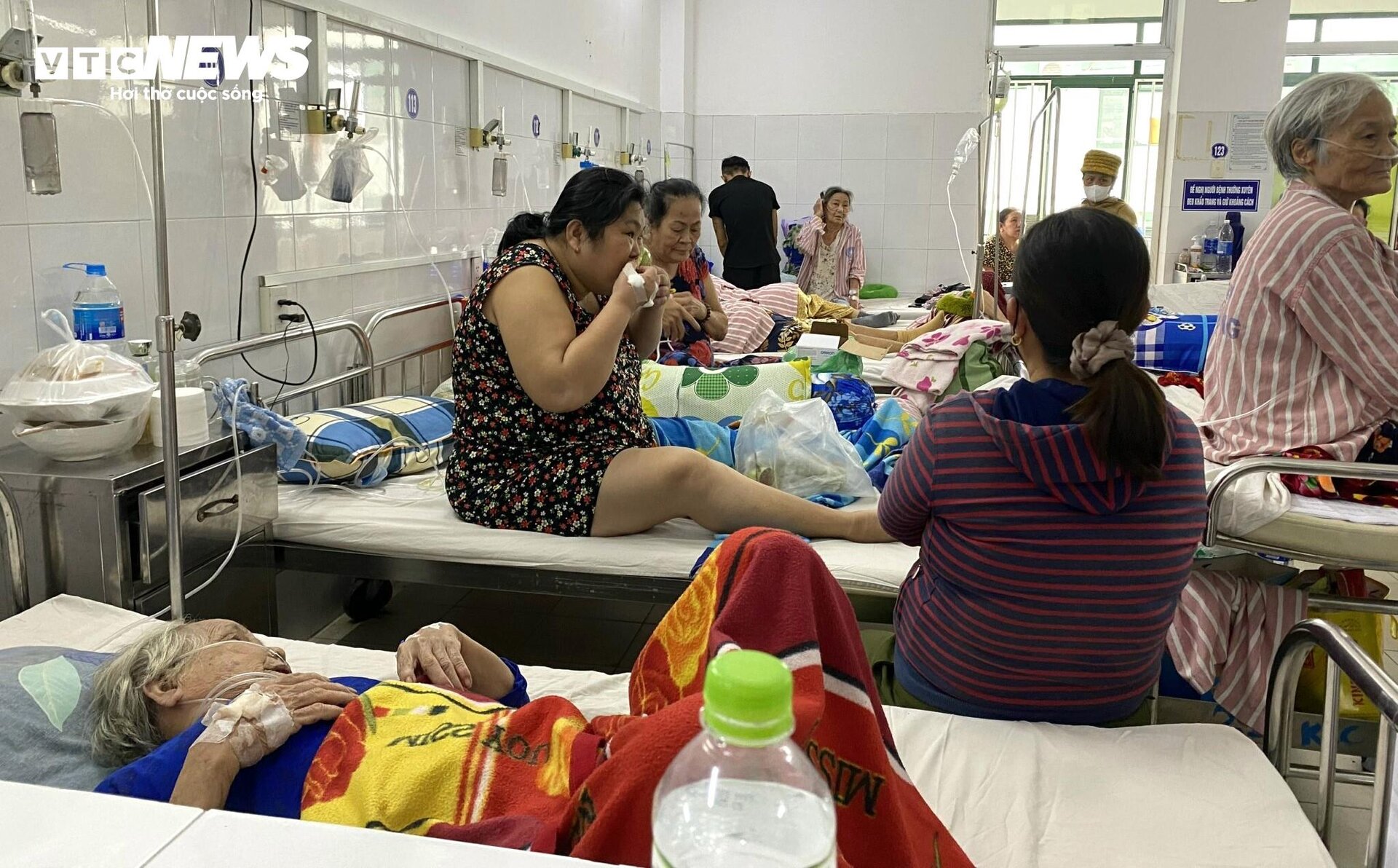 Bệnh viện Đà Nẵng quá tải, bệnh nhân phải nằm ở tiền sảnh, hành lang - 1